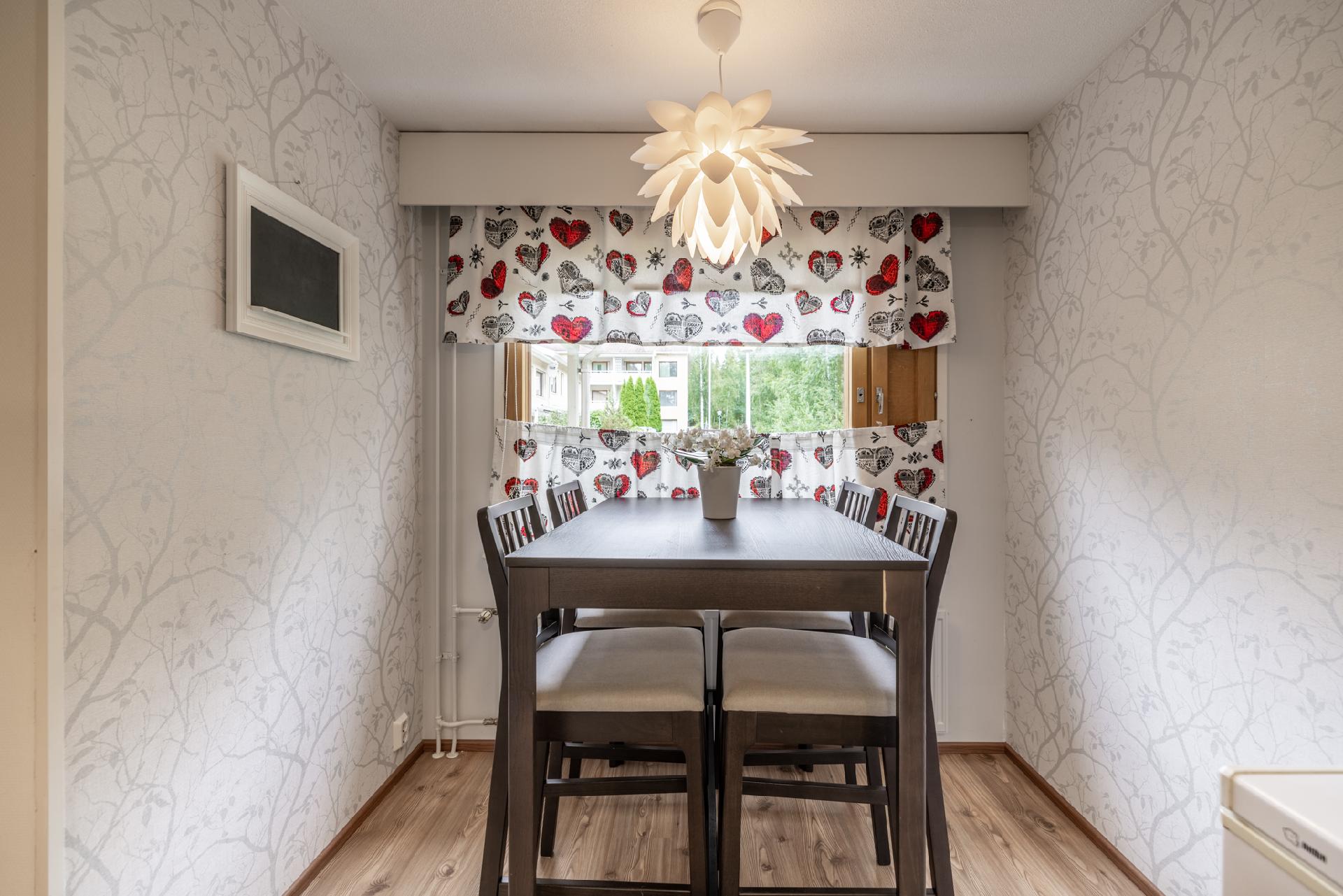 Ruokailutila samassa