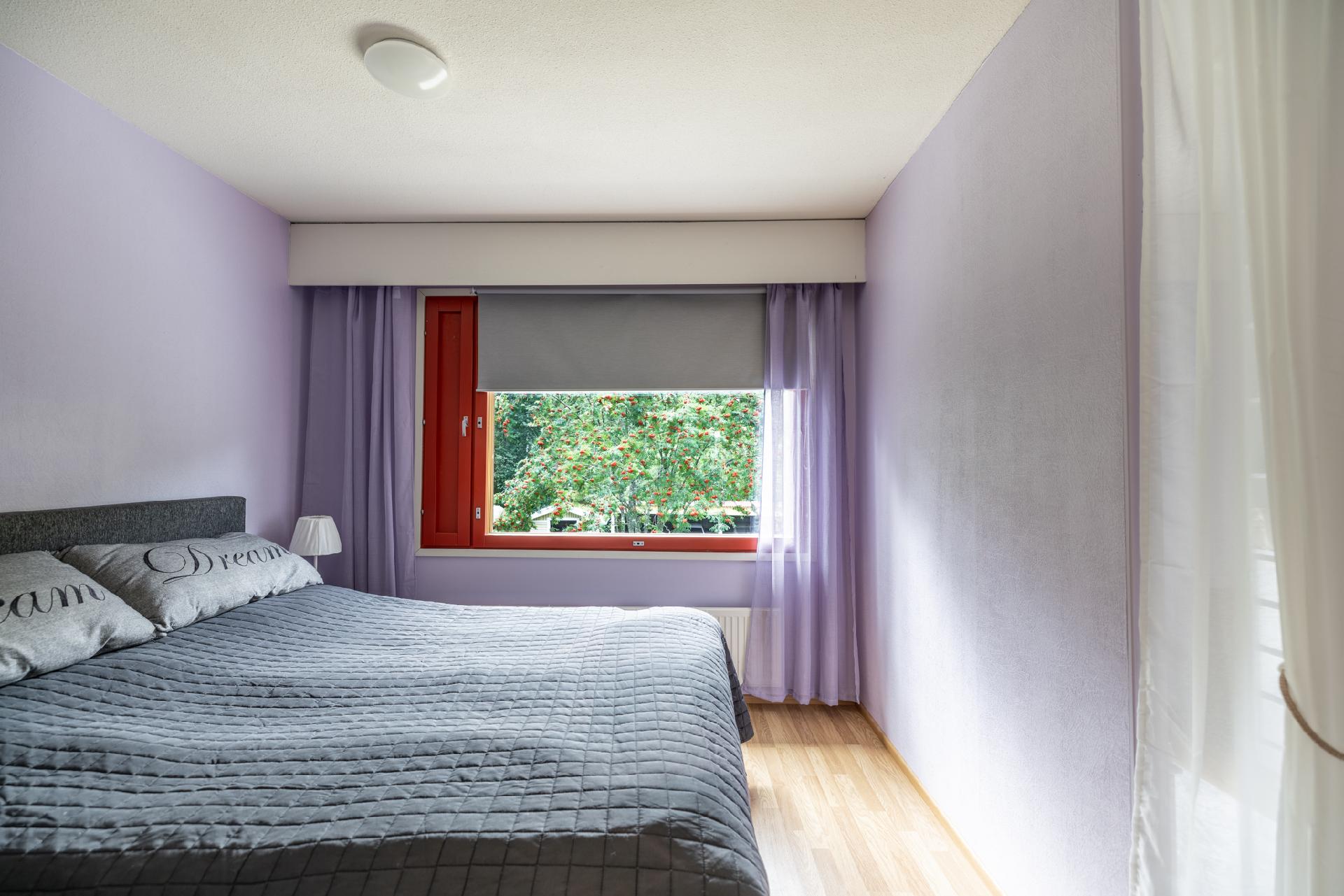 Yläkerran isompi makuuhuone