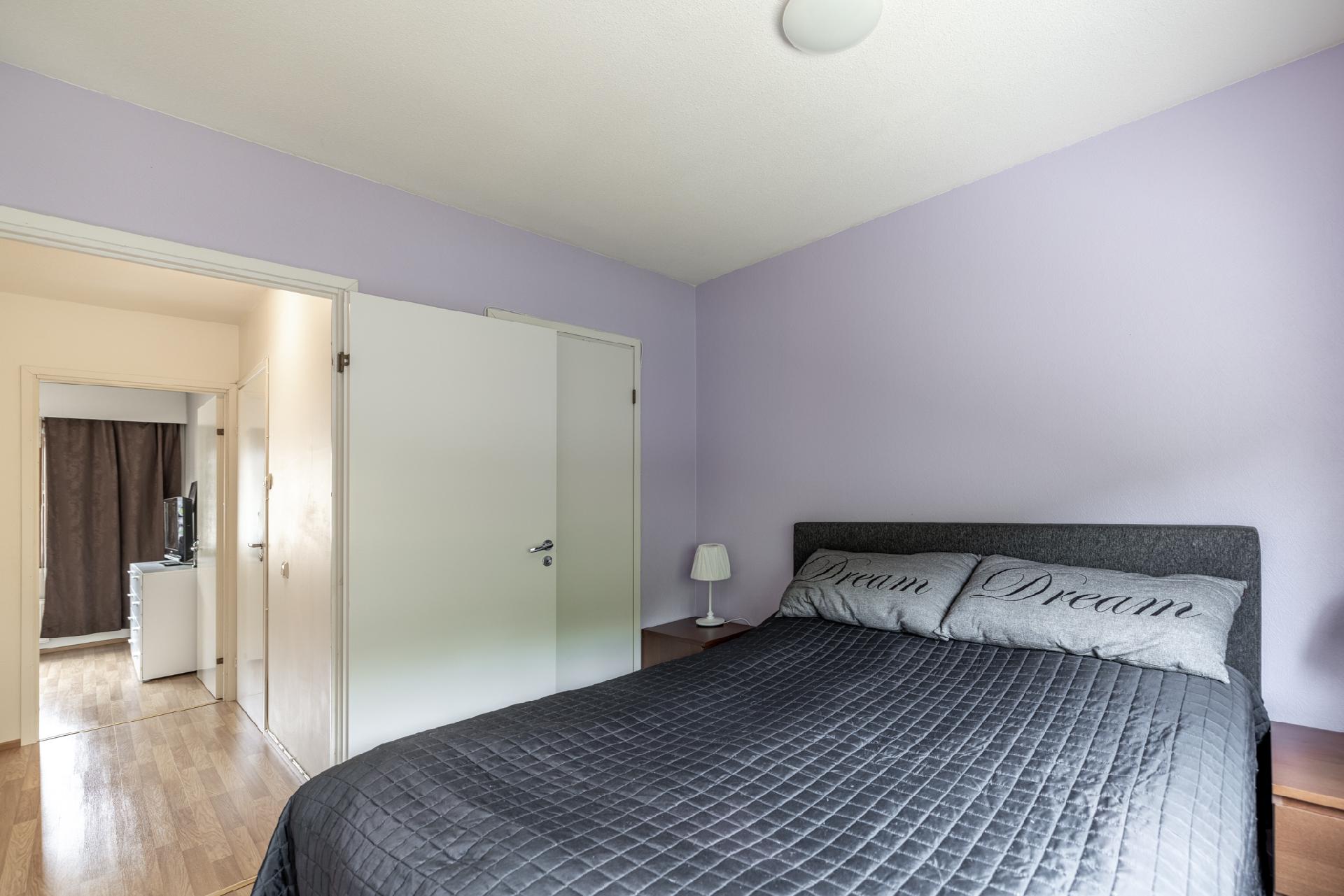 Makuuhuoneen yhteydessä on myös vaatehuone