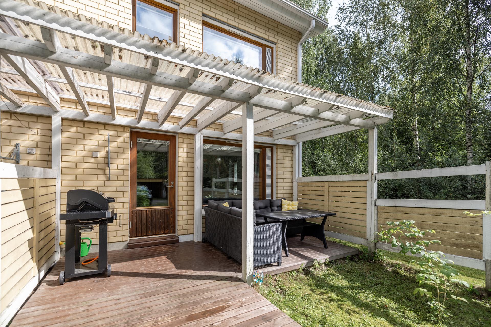 Suojainen terassialue