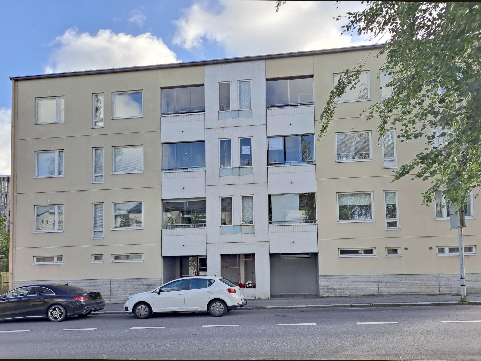 Julkisivu kadulta päin