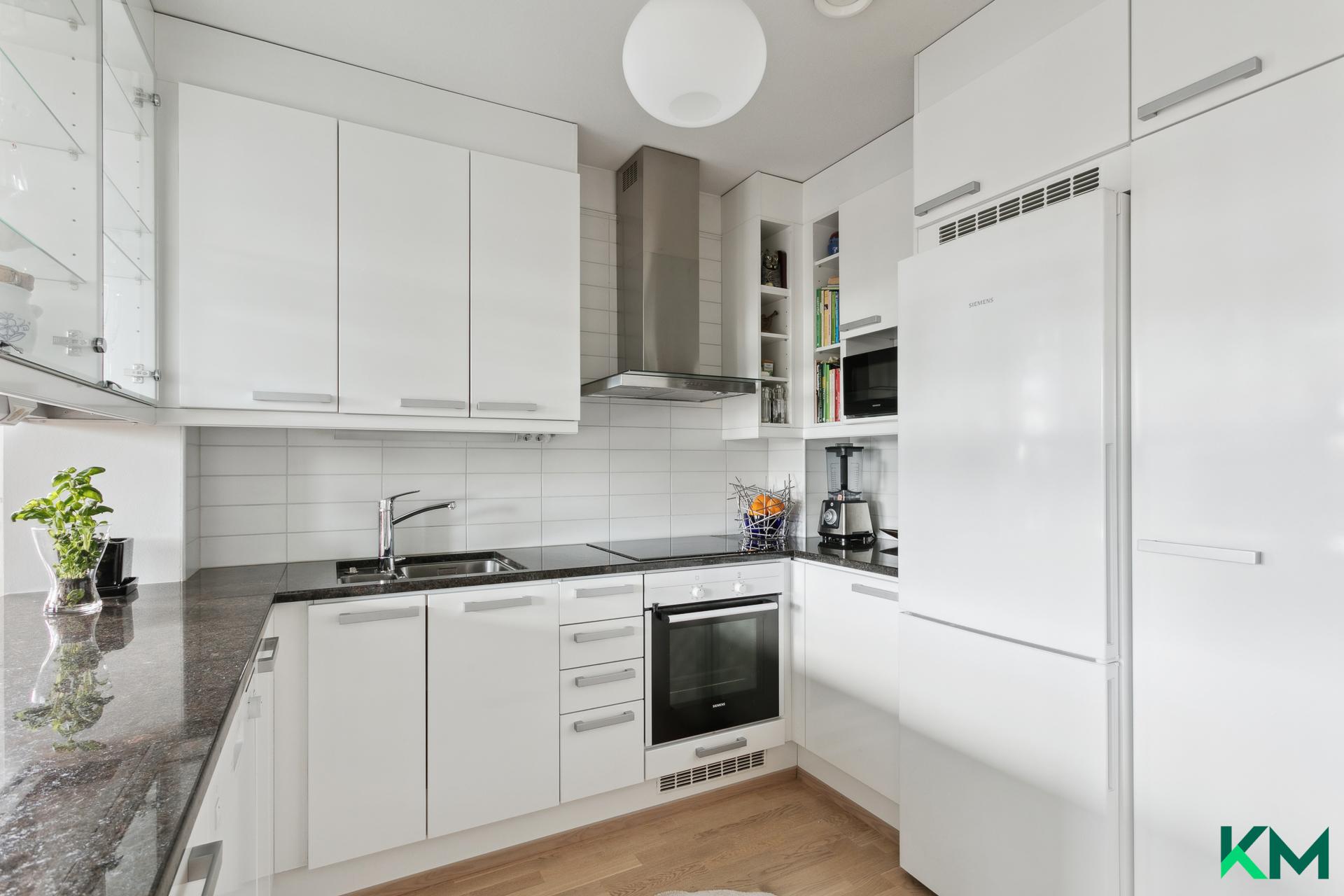 Keittiössä hyvin kaappi- ja laskutilaa