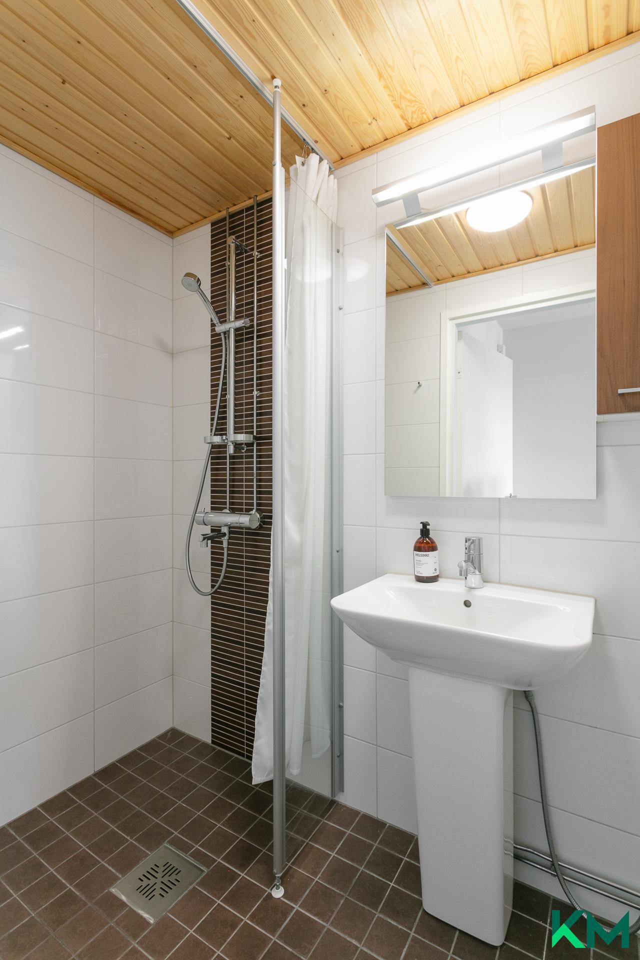 Yläkerran wc-/ kylpyhuone