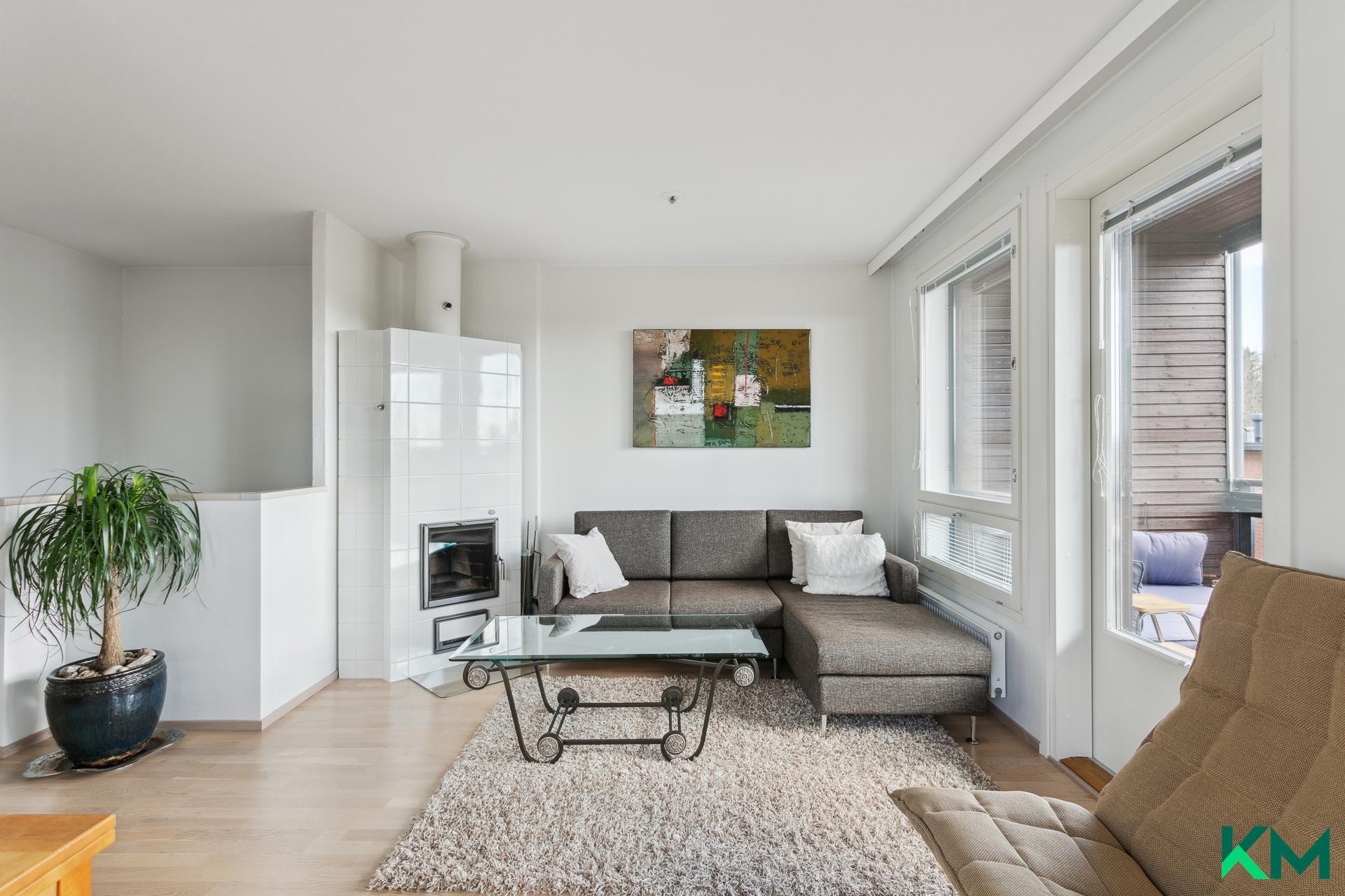 Olohuoneessa kaunis takka