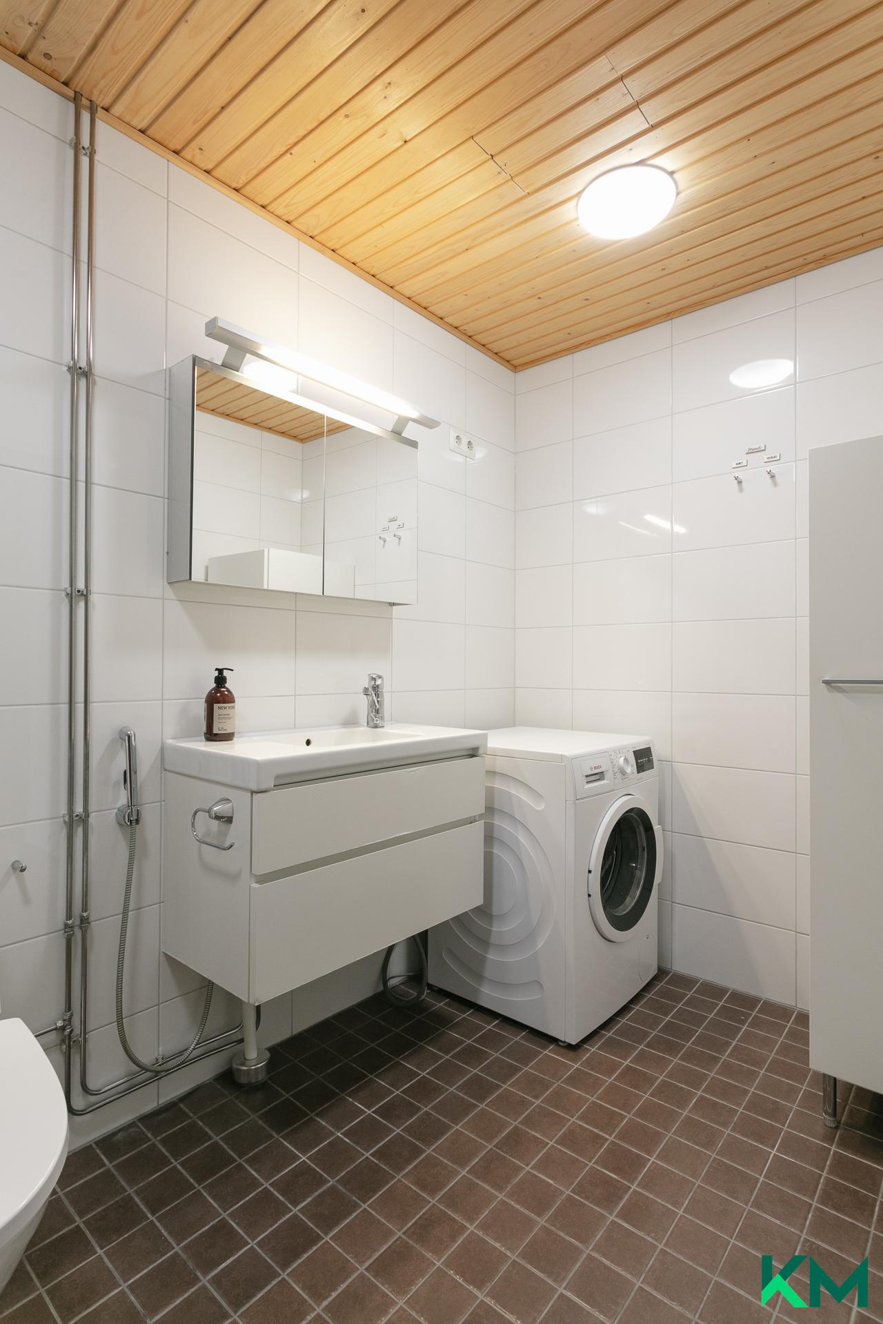 Alakerran kylpyhuone