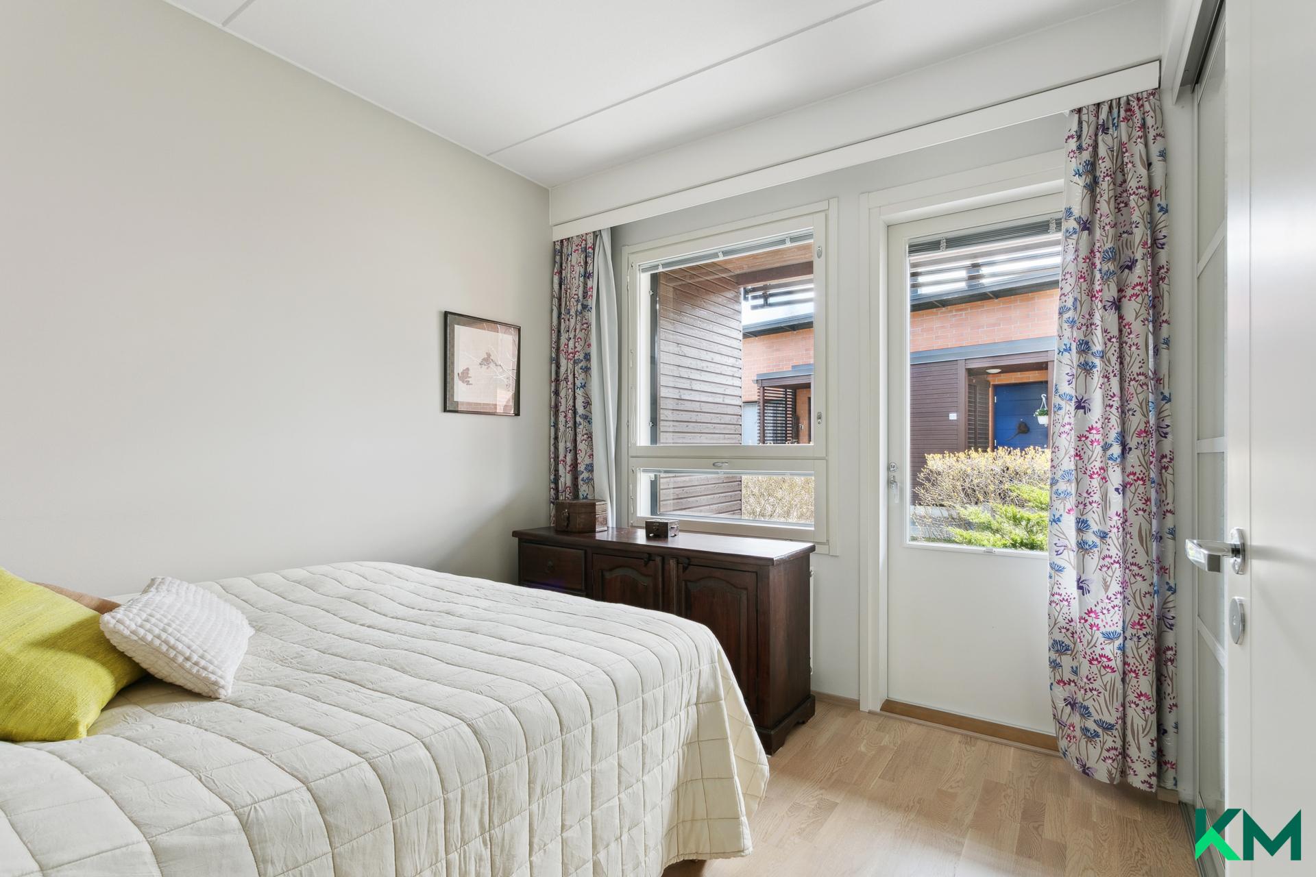 Alakerran makuuhuone