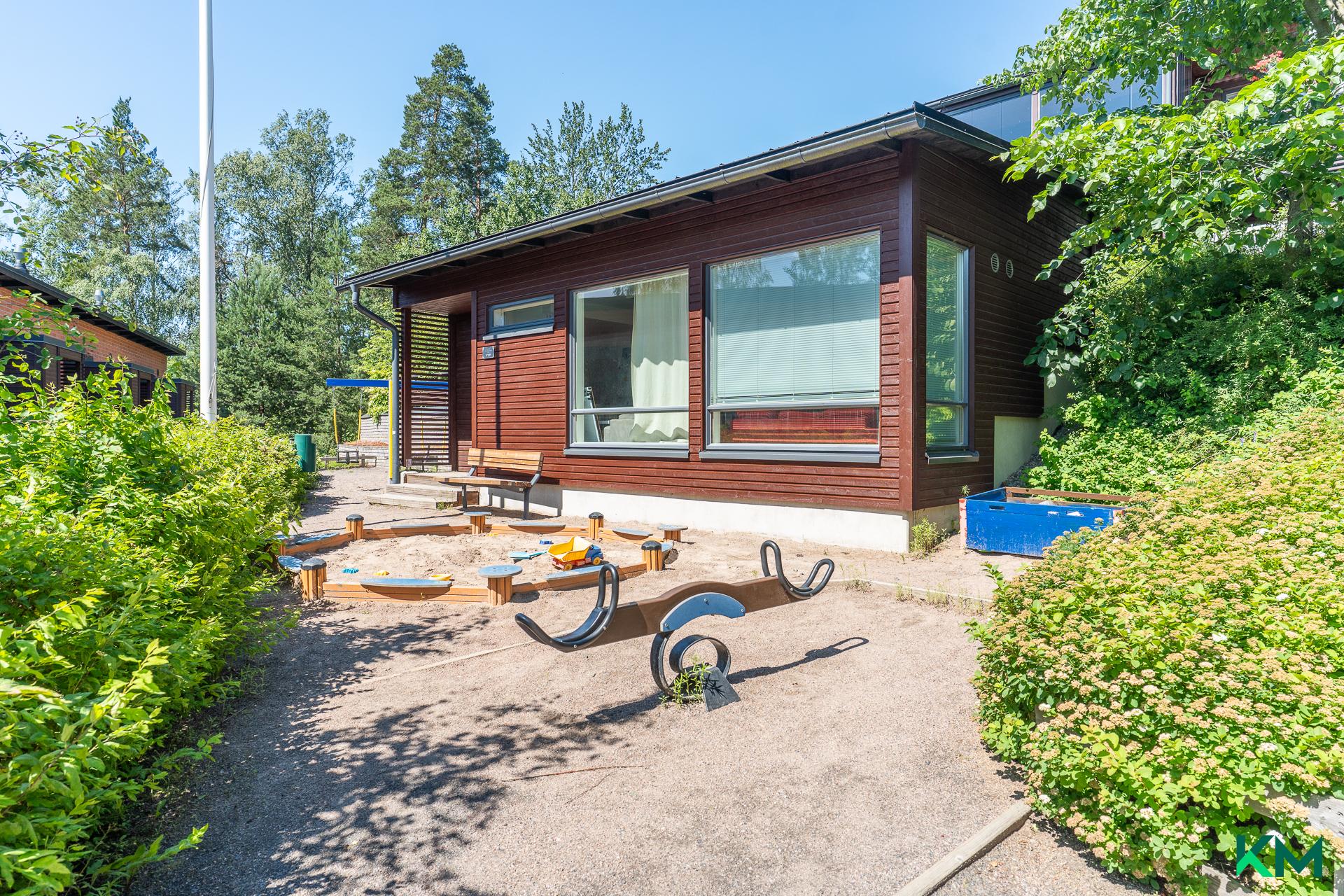 Taloyhtiön kerhohuone ja leikkipaikka