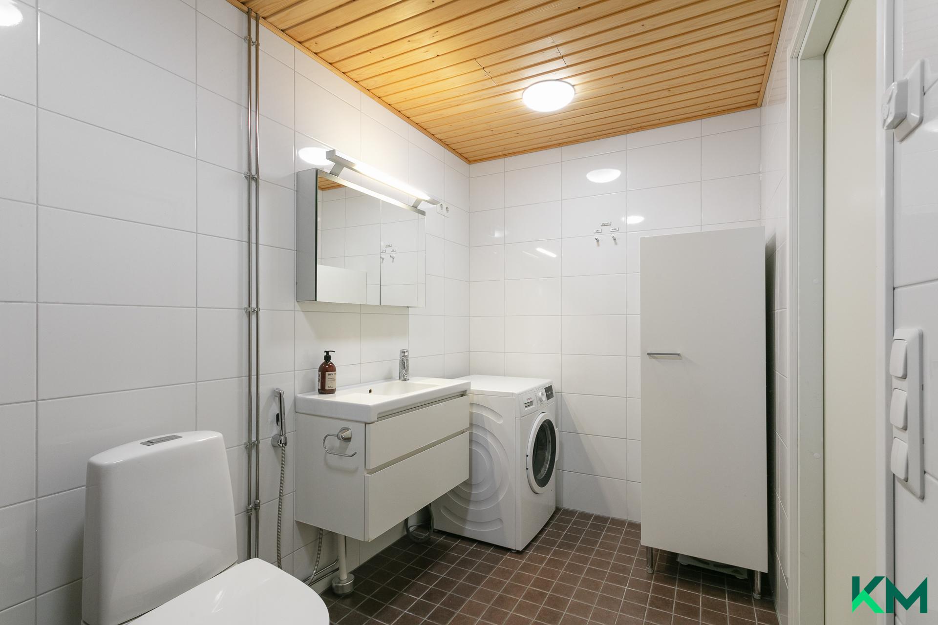 Kylpyhuoneessa hyvin tilaa myös pesutornille