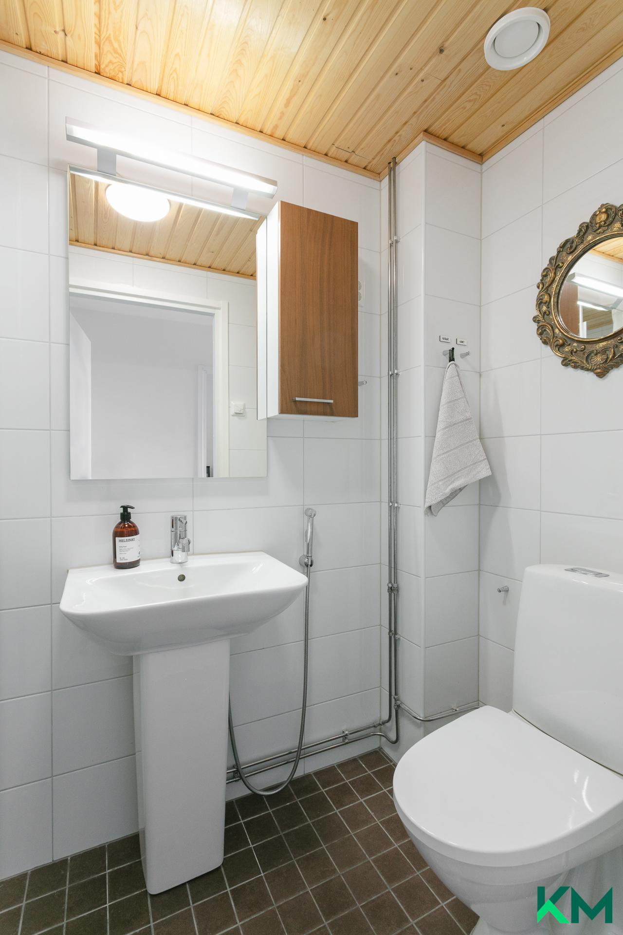 Yläkerran wc-/ kylpyhuone