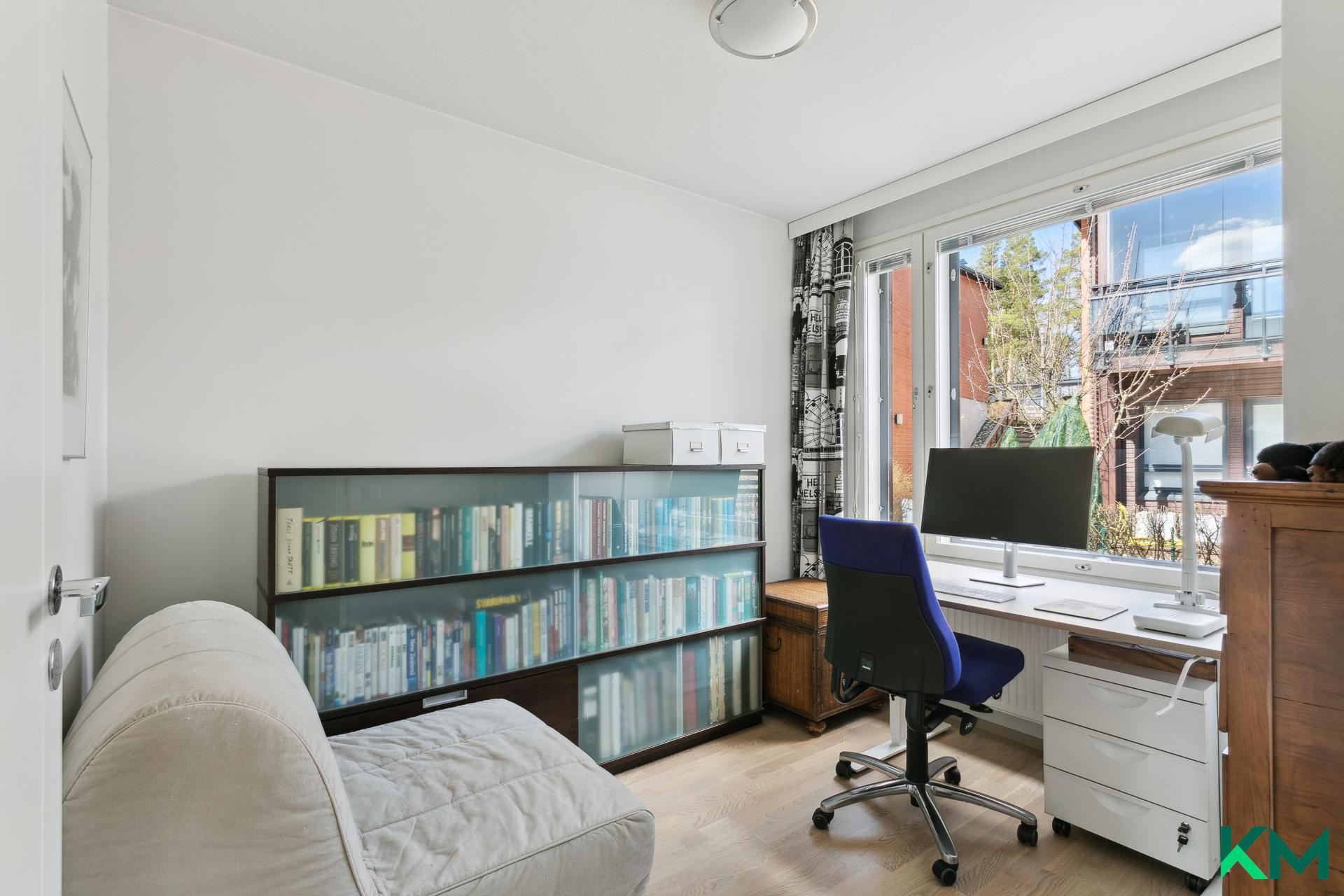 Yläkerran makuuhuone/työhuone