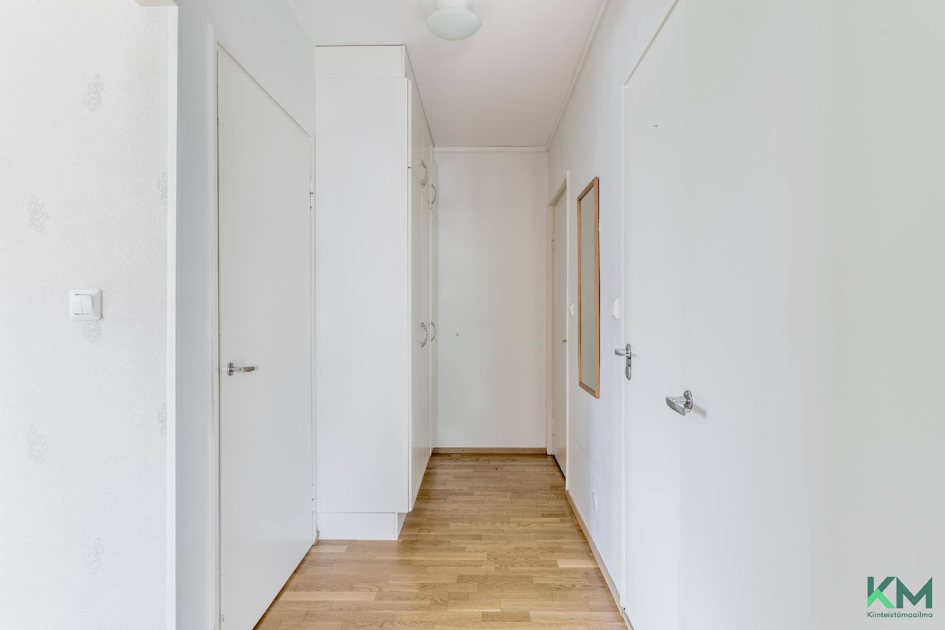 Eteisessä kaappitilaa