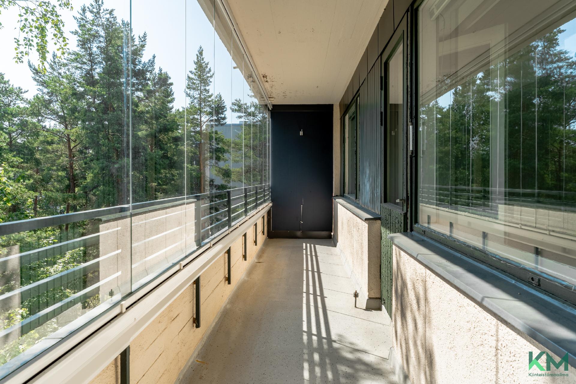 Koko huoneiston levyinen parveke aamuaurinkoon