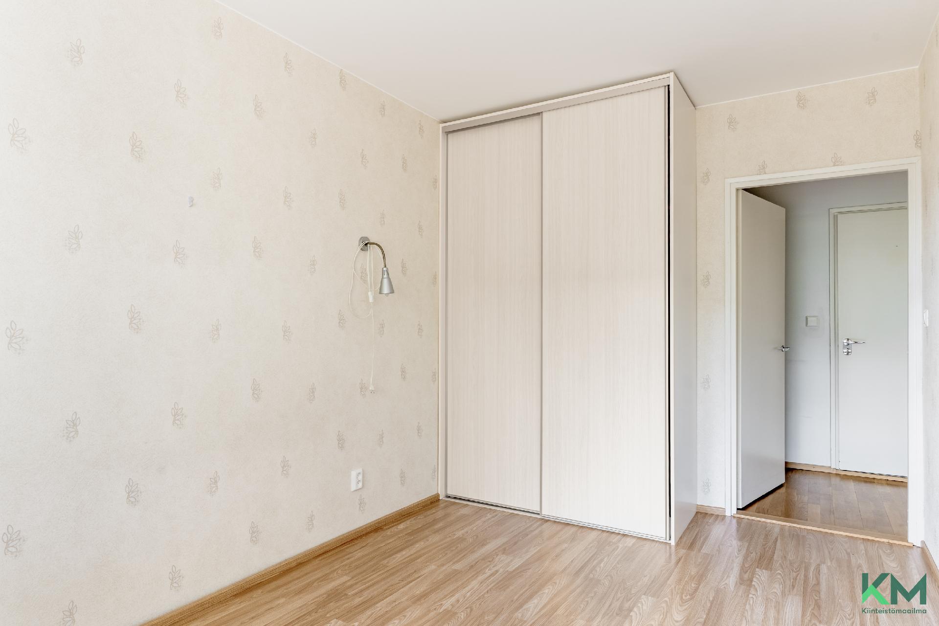 Makuuhuoneessa liukuovikaapisto