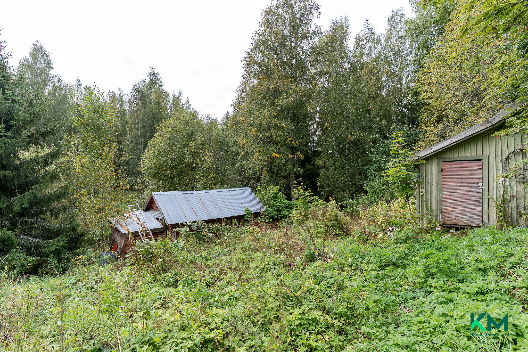 Vanha purkukuntoinen varastorakennus
