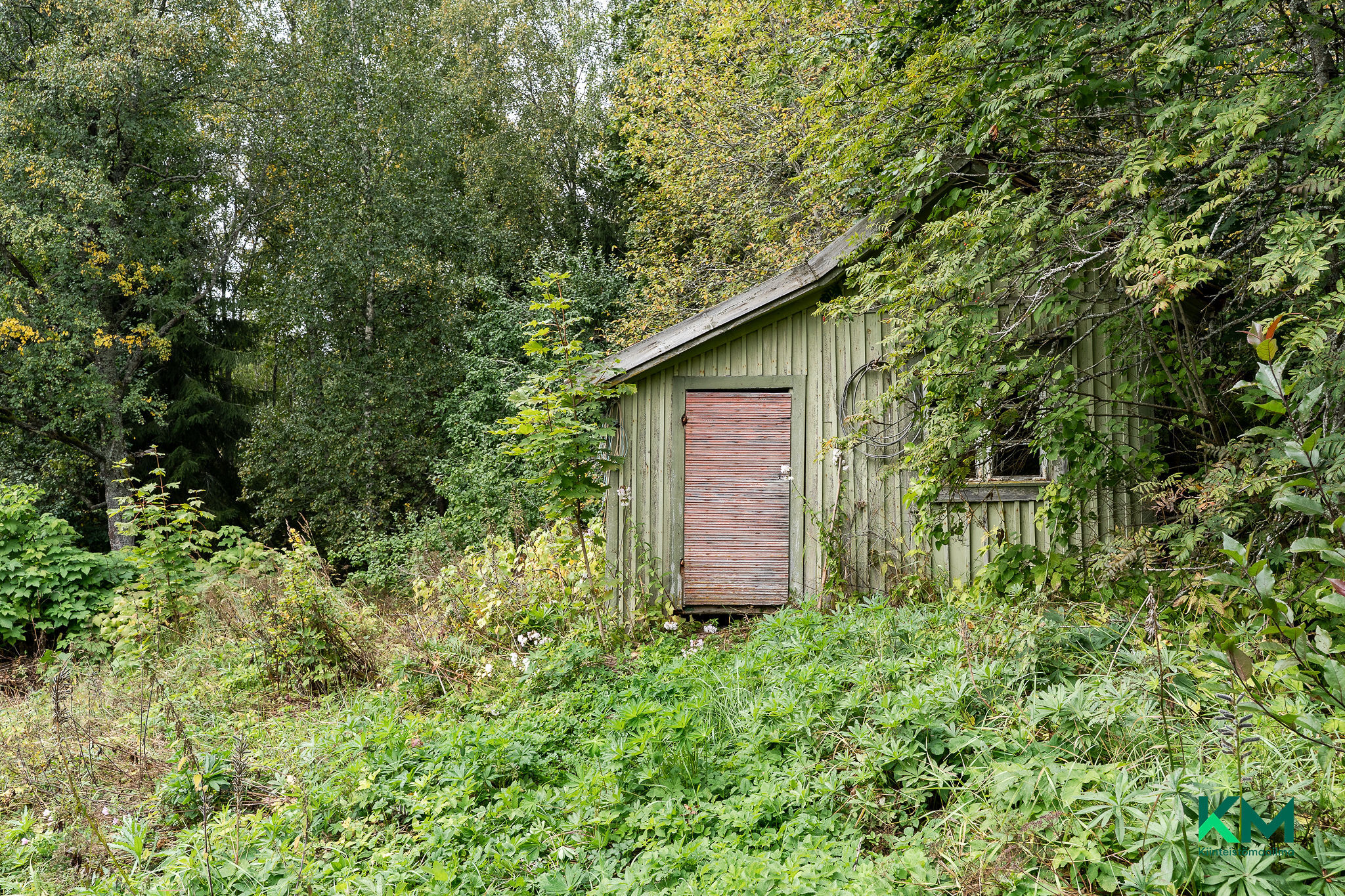 Vanha purkukuntoinen pihasauna