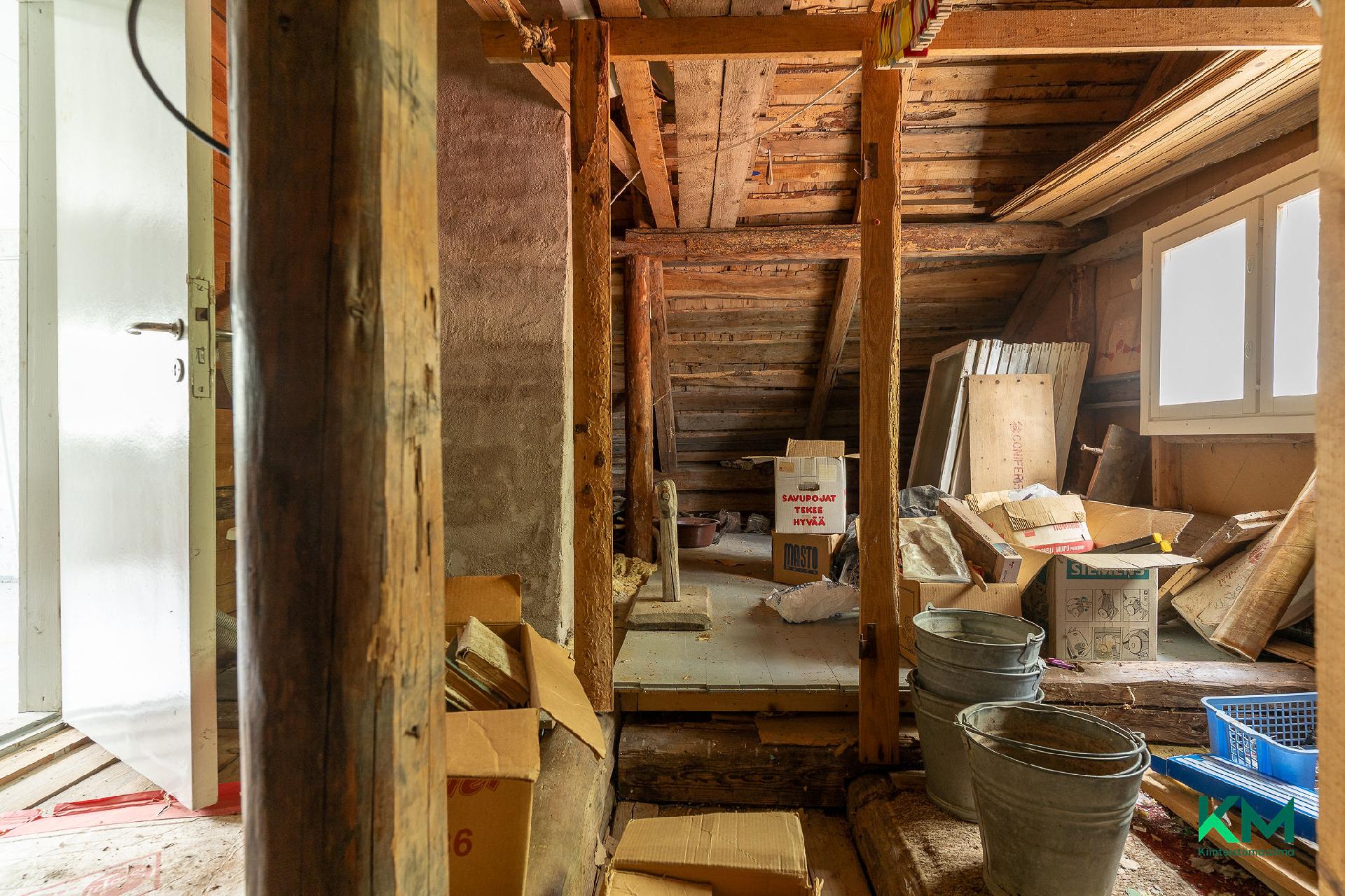 Rakentamatonta ullakkotilaa