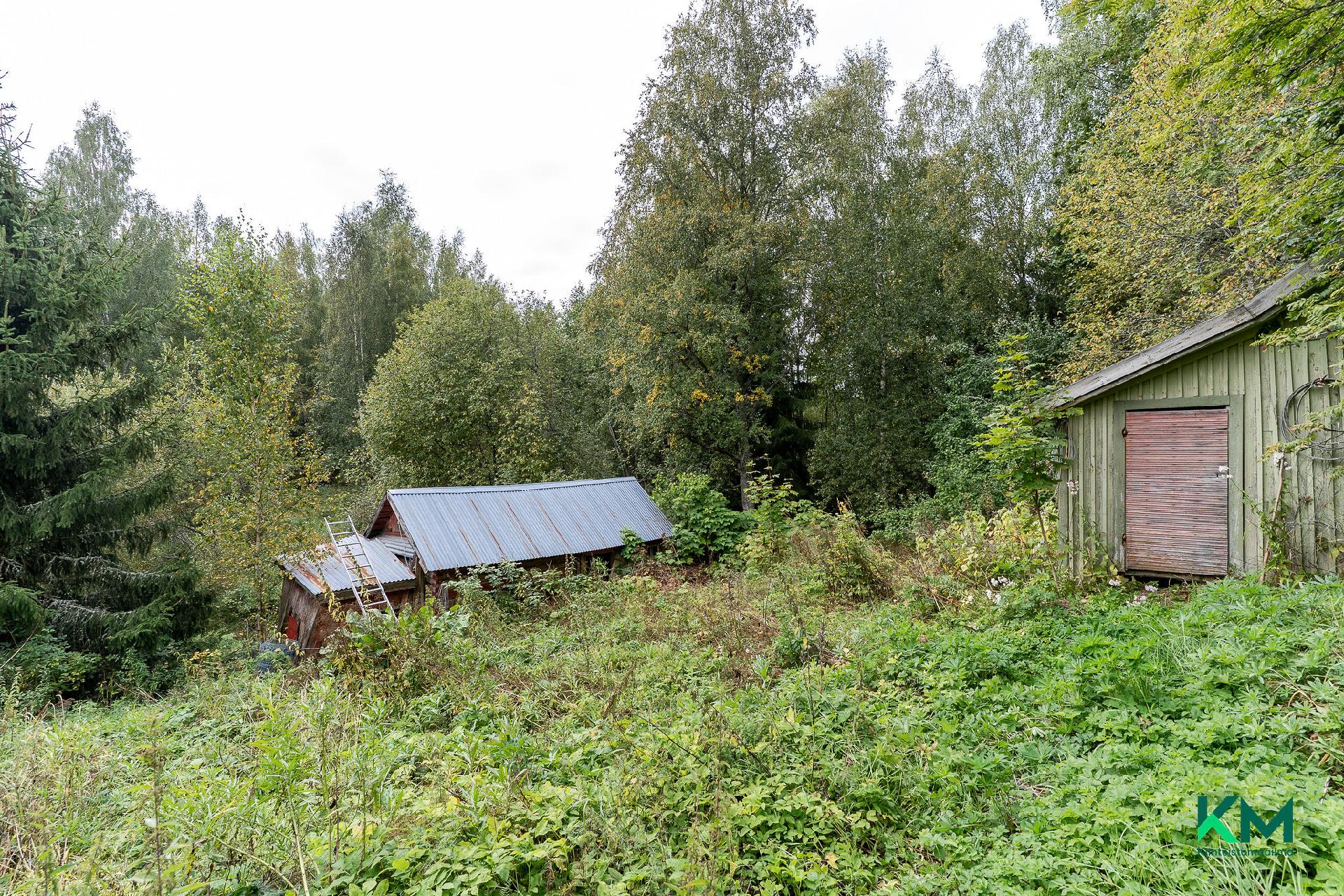 Vanha purkukuntoinen varastorakennus
