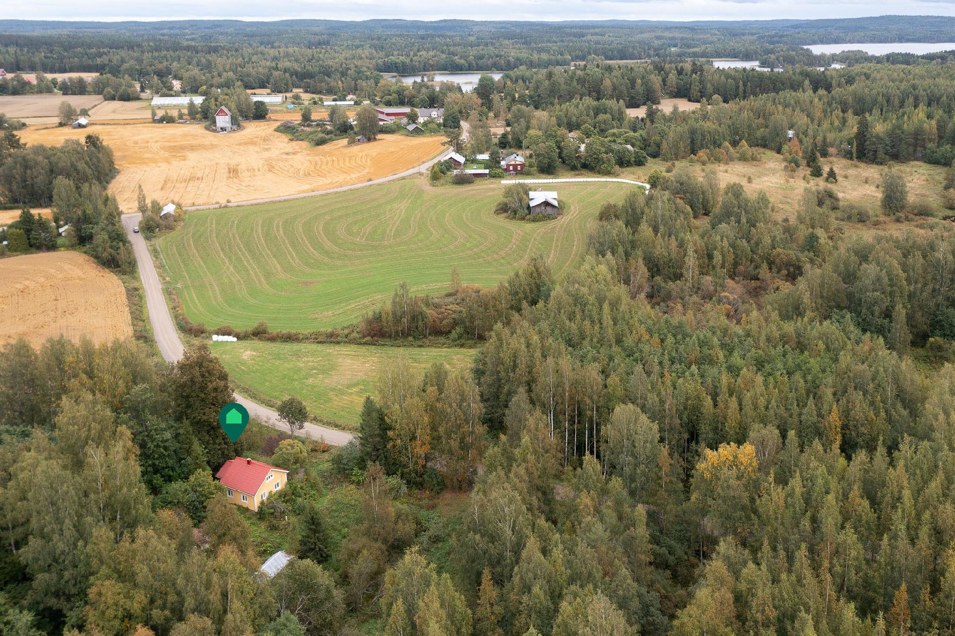 Talon vierestä lähtee kumpuilevat peltomaisemat 