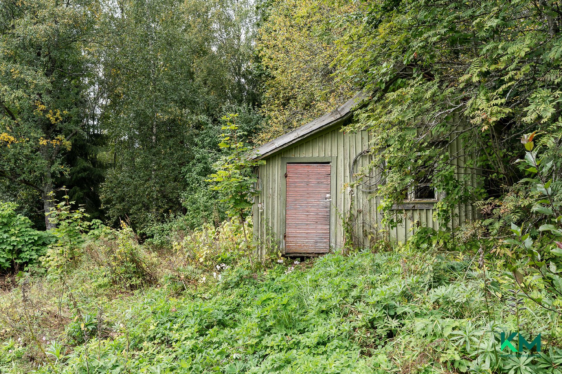 Vanha purkukuntoinen pihasauna
