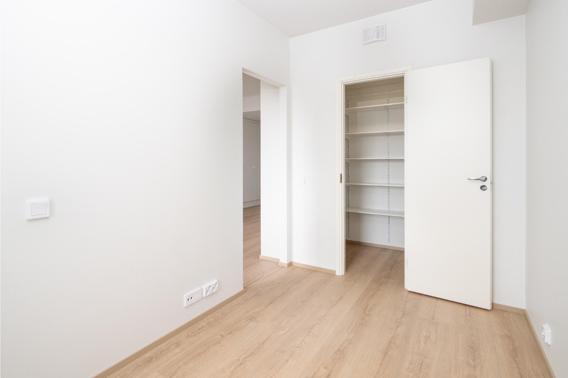 Makuuhuoneen yhteydessä vaatehuoneessa paljon säilytystilaa