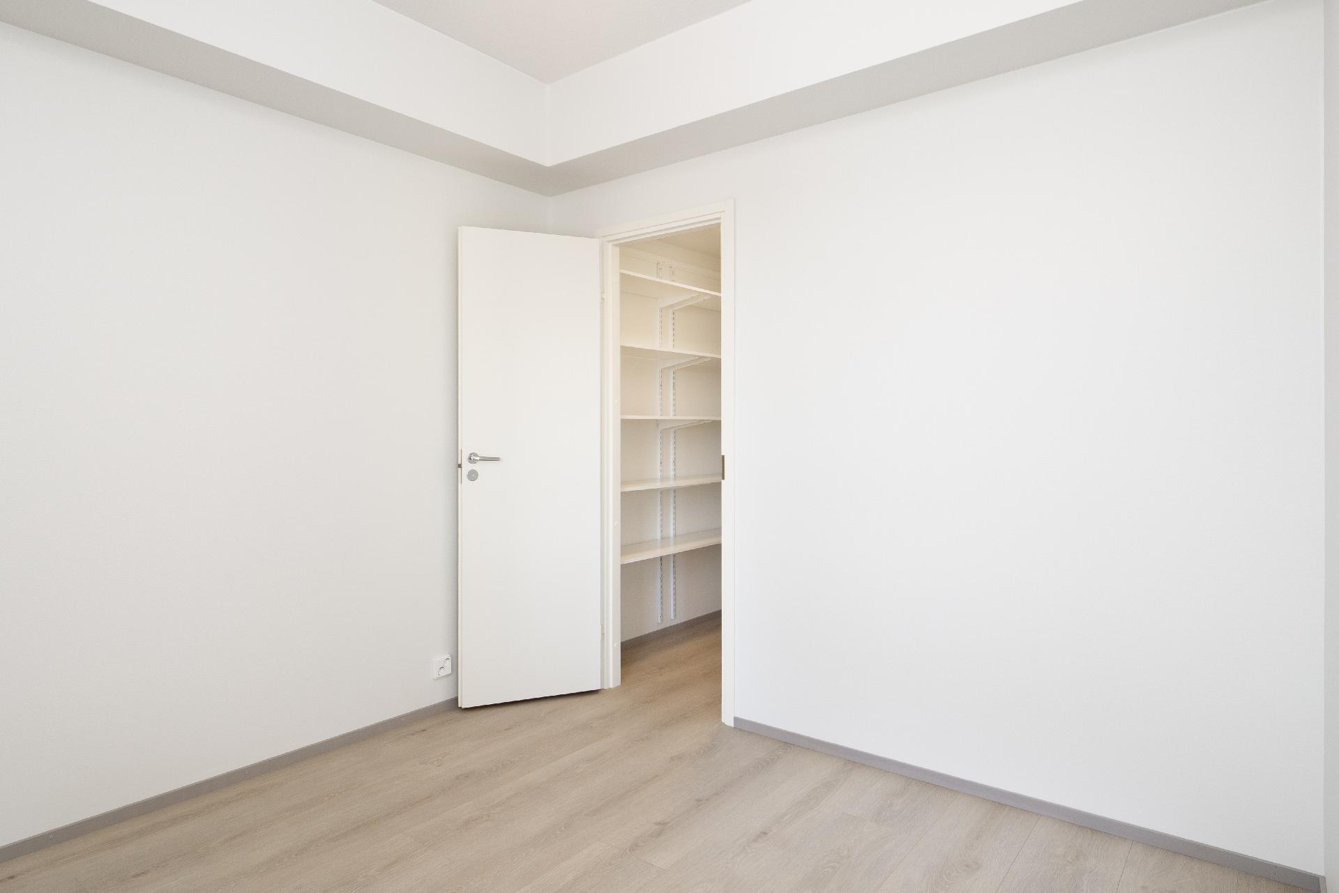 Makuuhuoneen yhteydessä vaatehuone