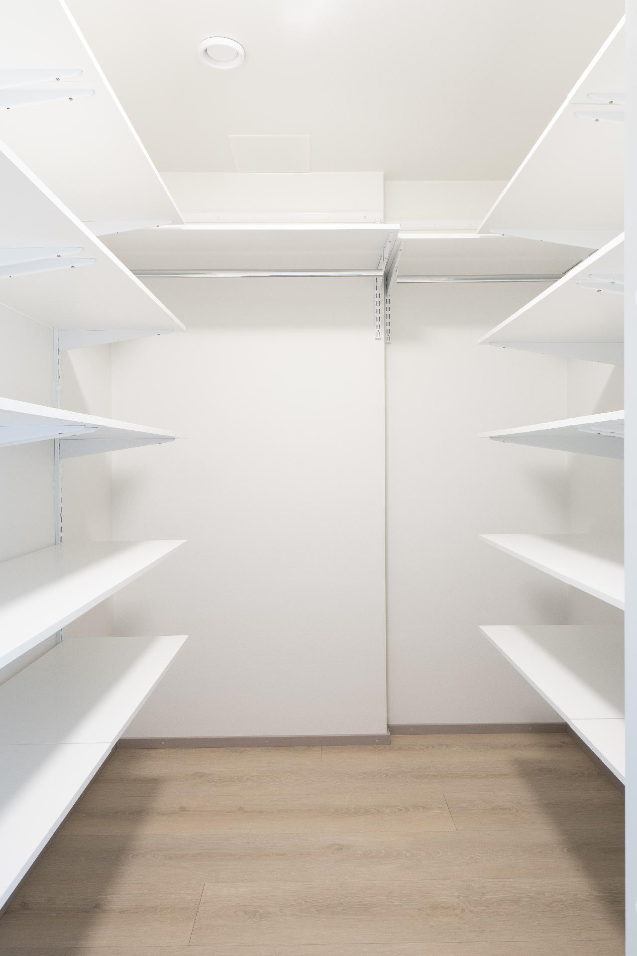 Vaatehuoneessa paljon säilytystilaa