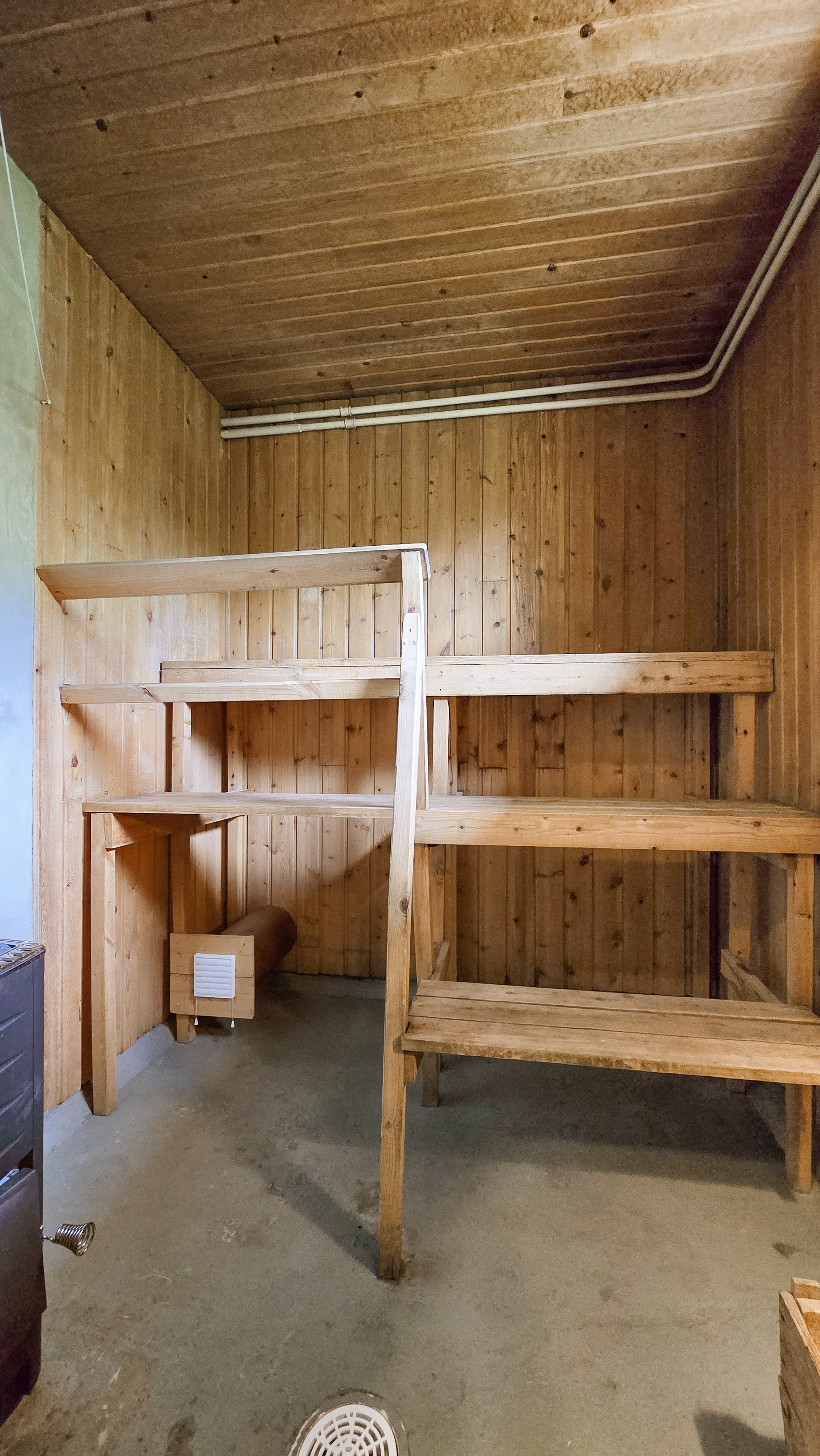 Puulämmitteinen sauna