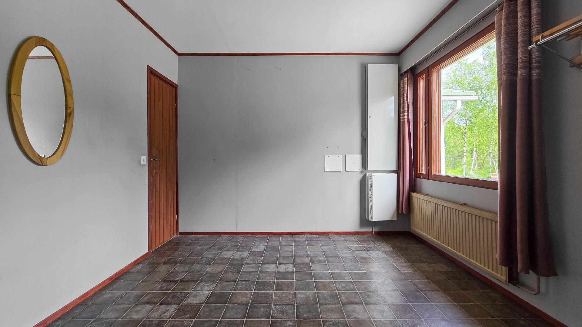 Pukuhuoneesta ovi "askartelutilaan"