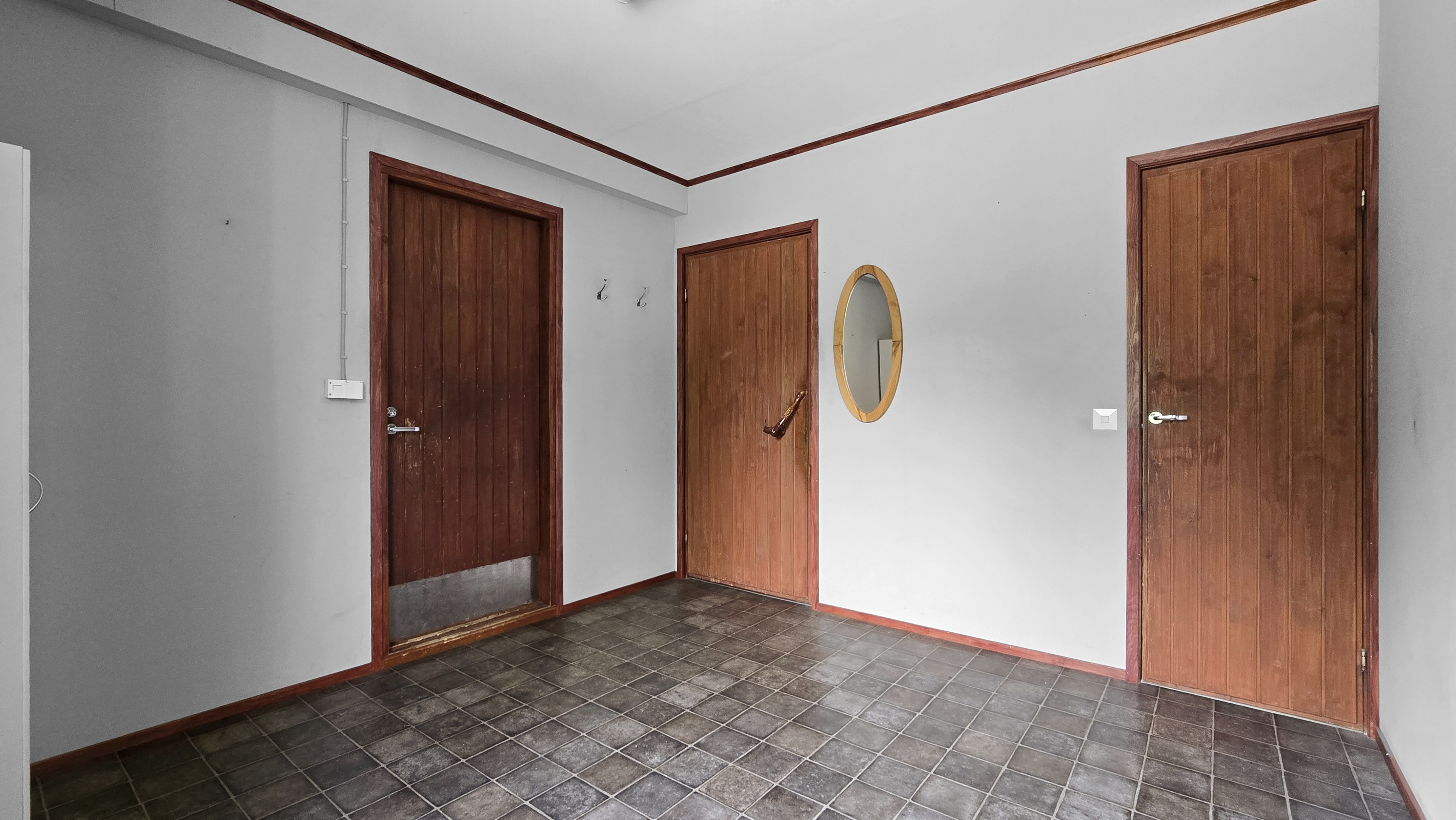 Tilan yhteydessä ovi autokatokseen ja tekniseen tilaan