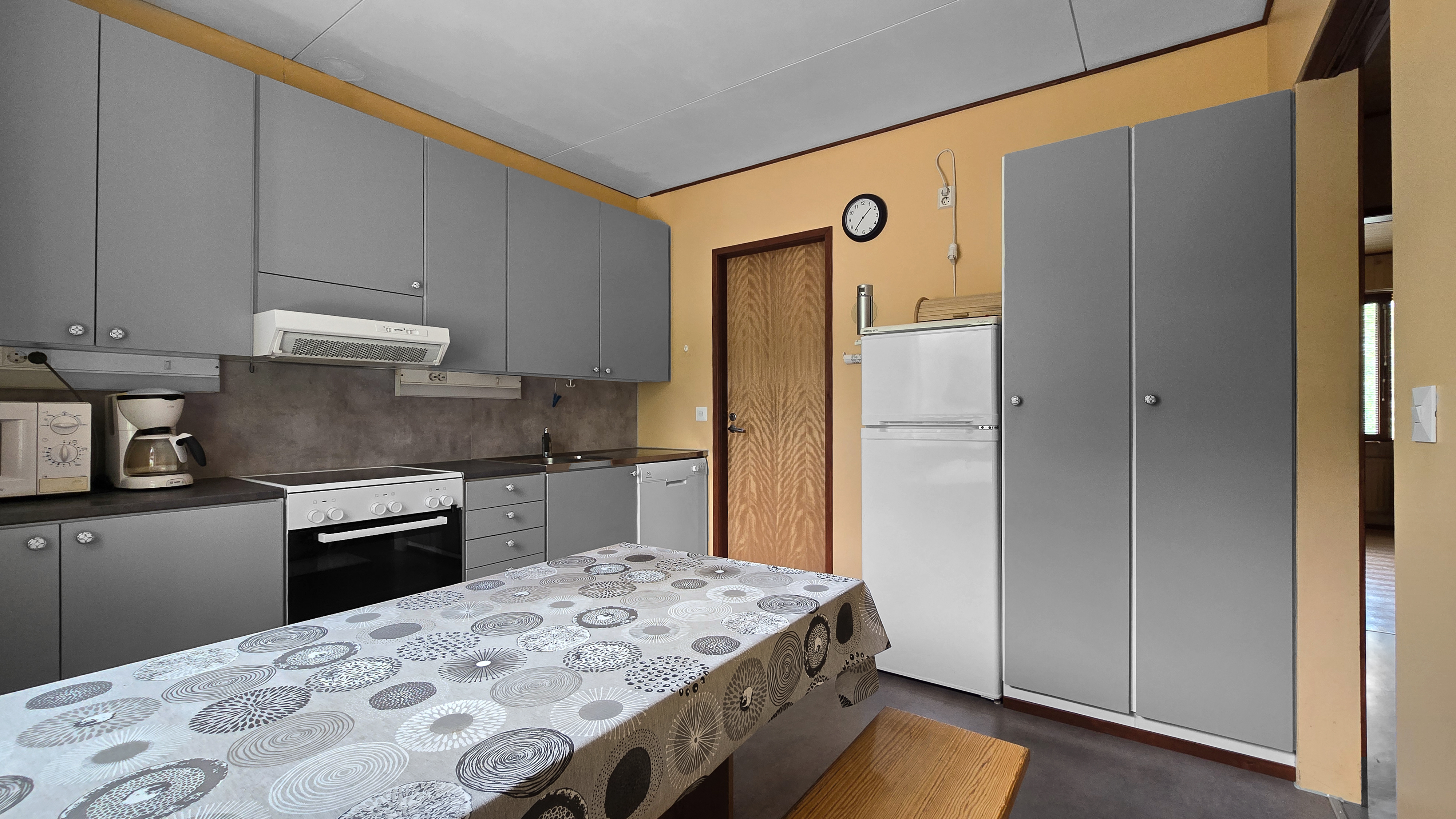 Keittiön perältä kulku kylpyhuoneeseen ja saunaan