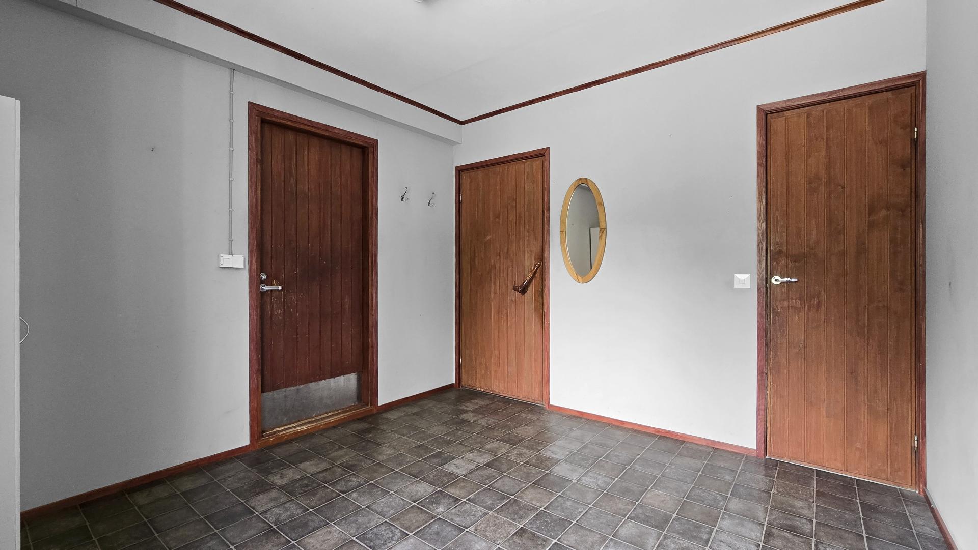 Tilan yhteydessä ovi autokatokseen ja tekniseen tilaan