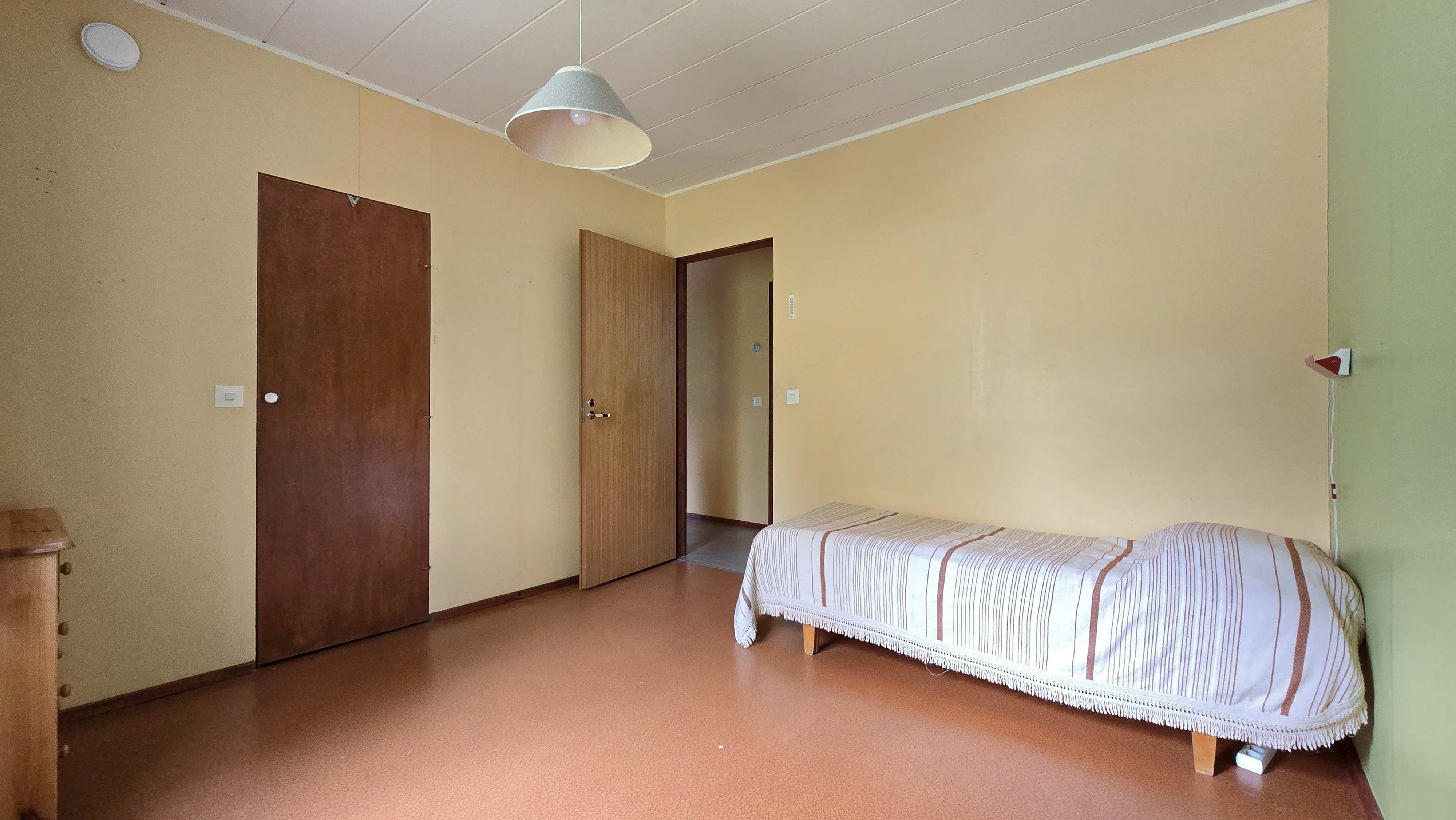 Makuuhuone 2 yhteydessä oma vaatehuone