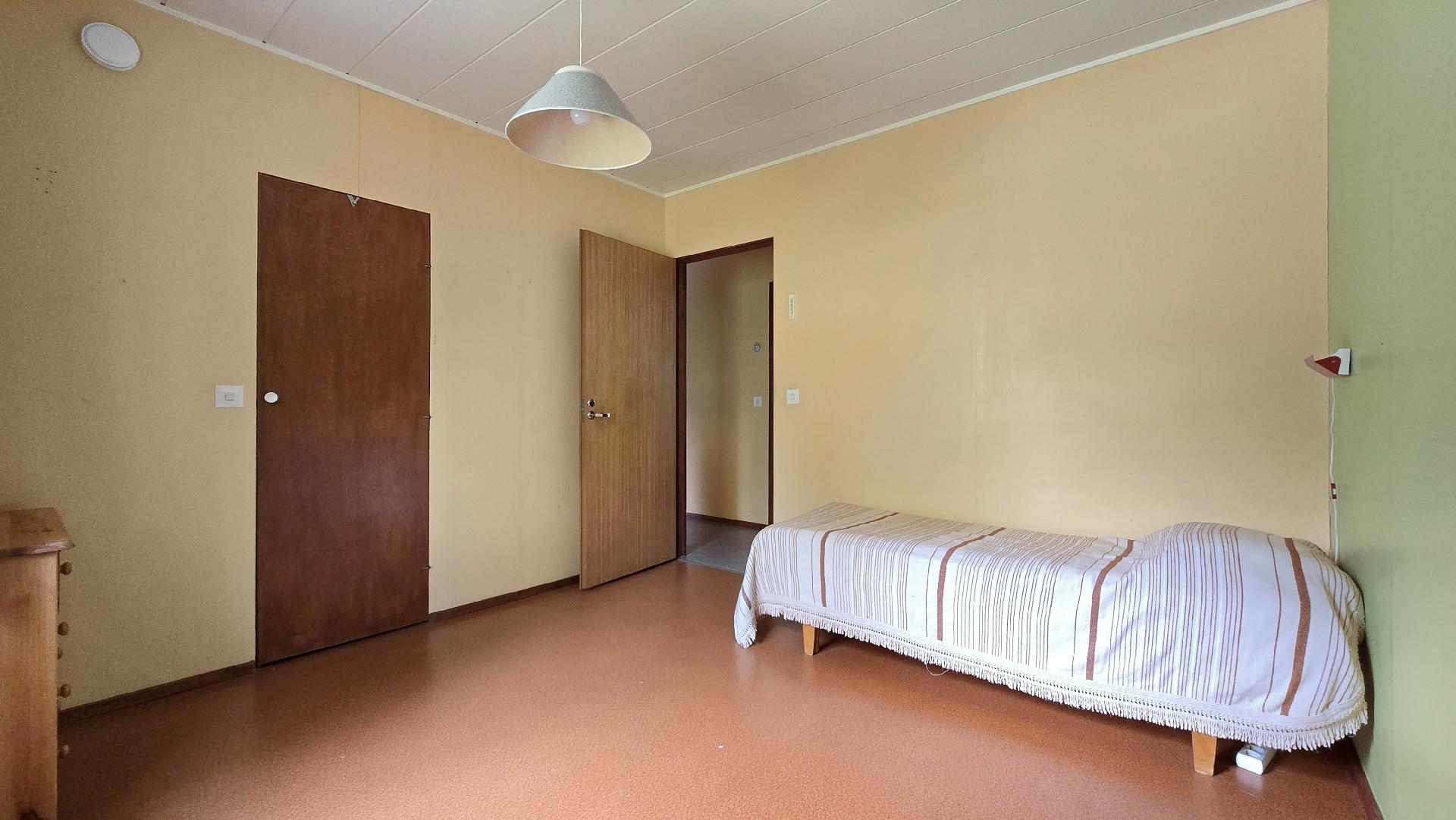 Makuuhuone 2 yhteydessä oma vaatehuone