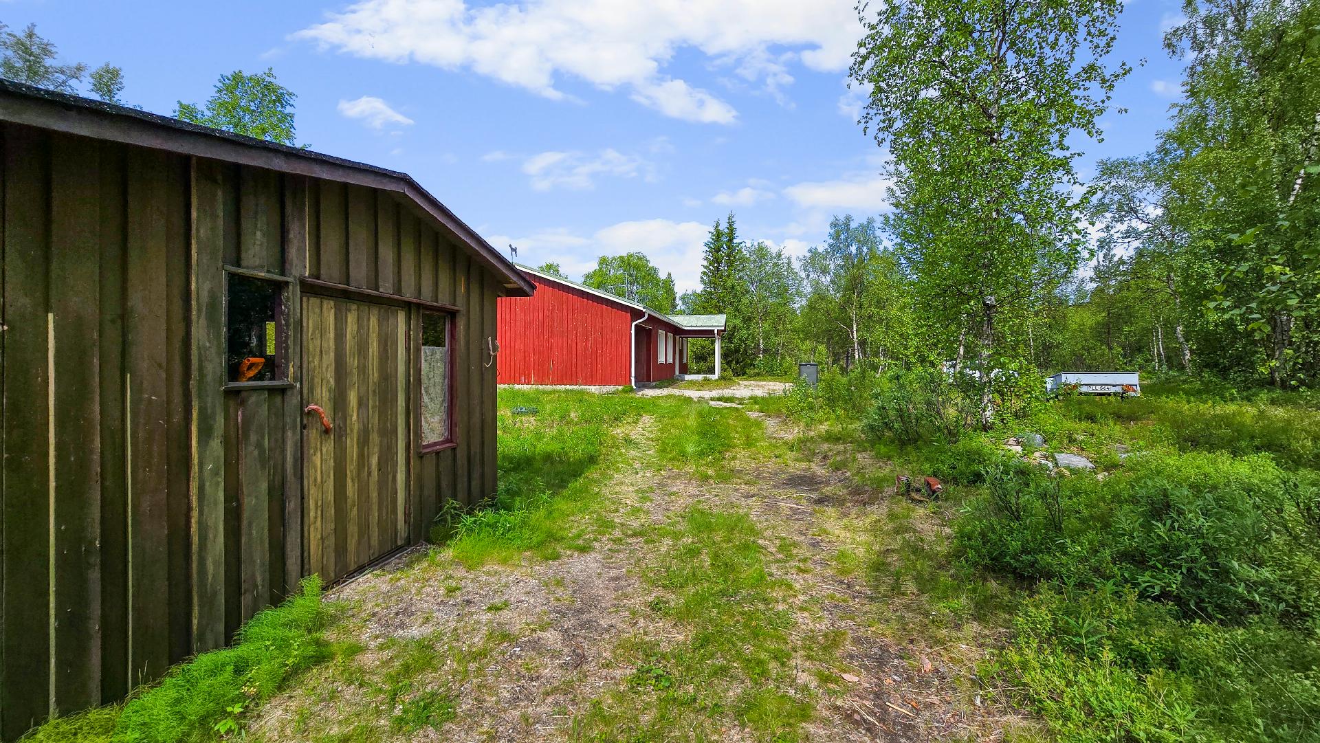 Vanha kylmä ulkovarasto