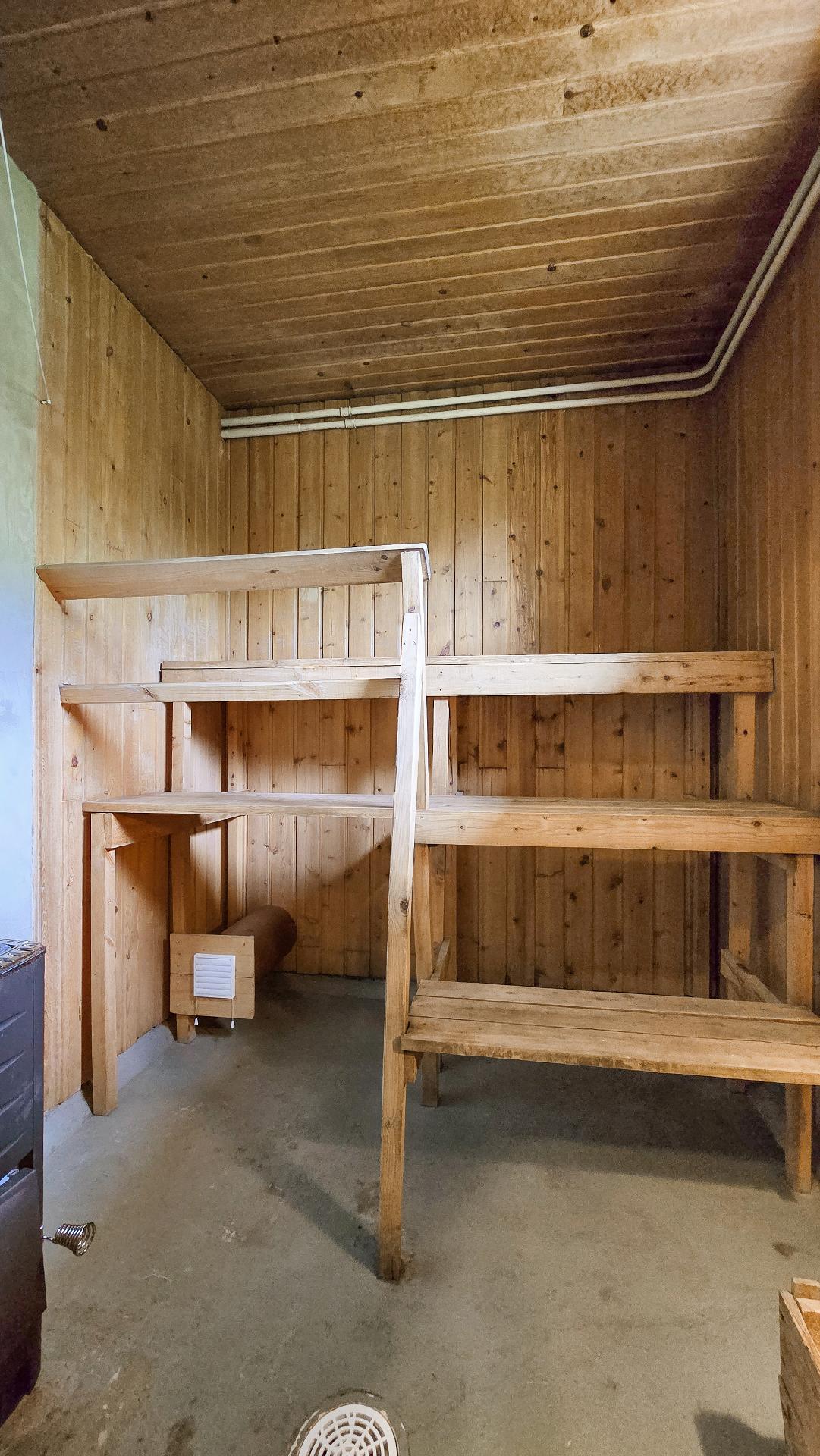 Puulämmitteinen sauna