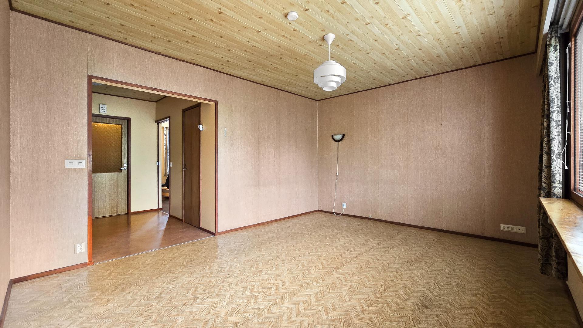 Olohuoneesta näkymät eteisen ja keittiön suuntaan