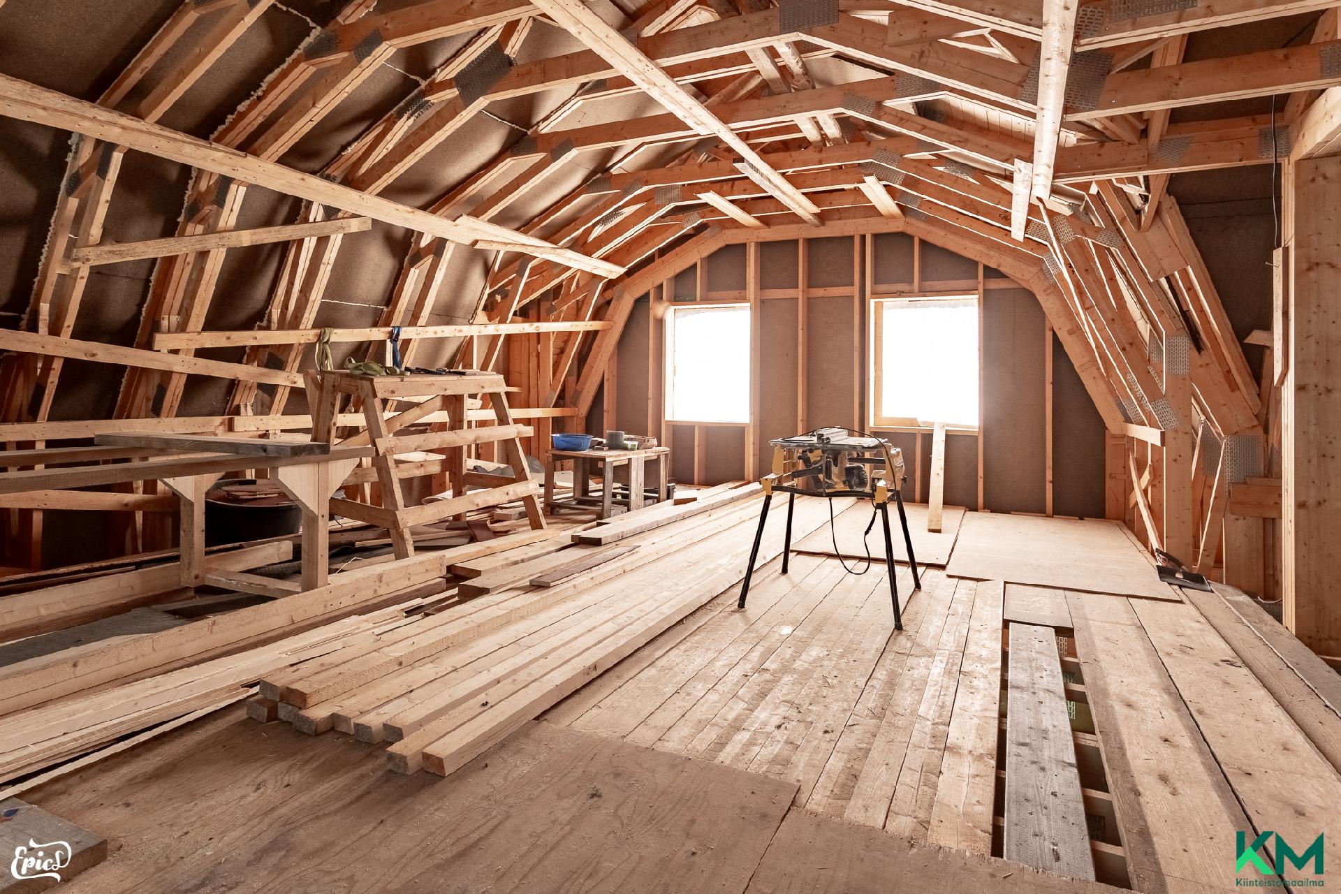 yläkerta / tilaa vaikka 4 huoneelle