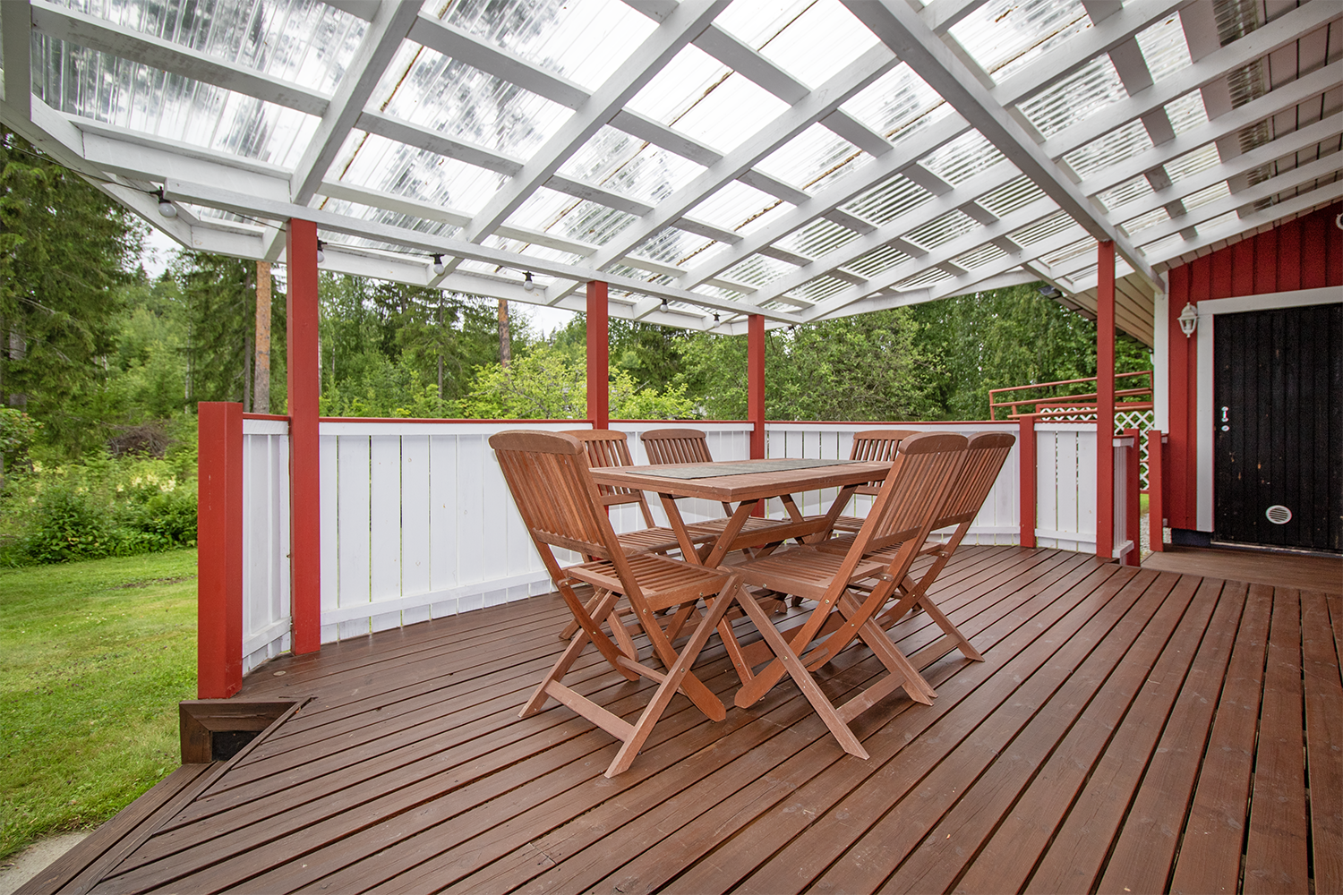 Olohuoneesta käynti katetulle kuistille.