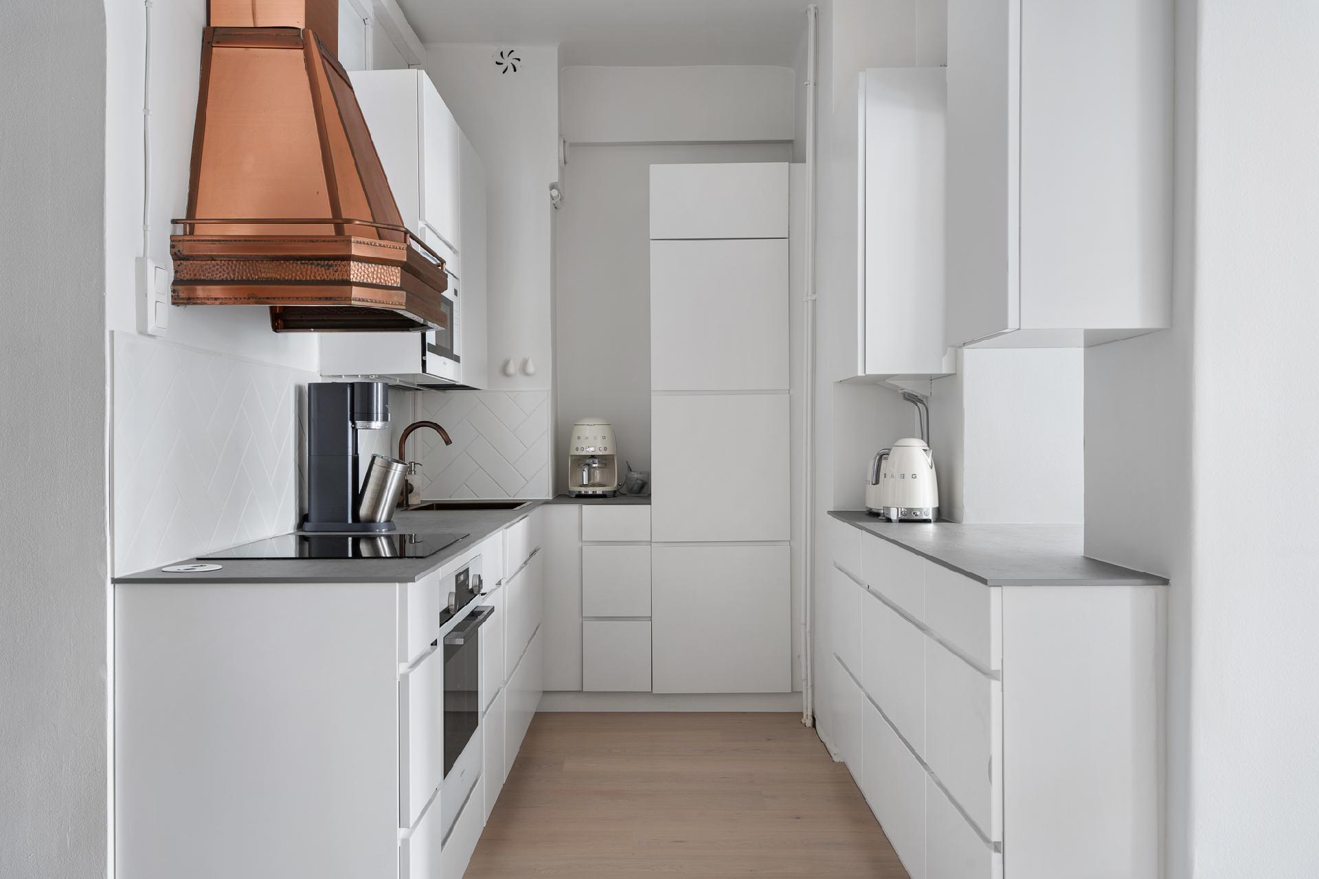 Tyylikäs keittiö on Kvikin toimittama ja Siemensin konein varustettu