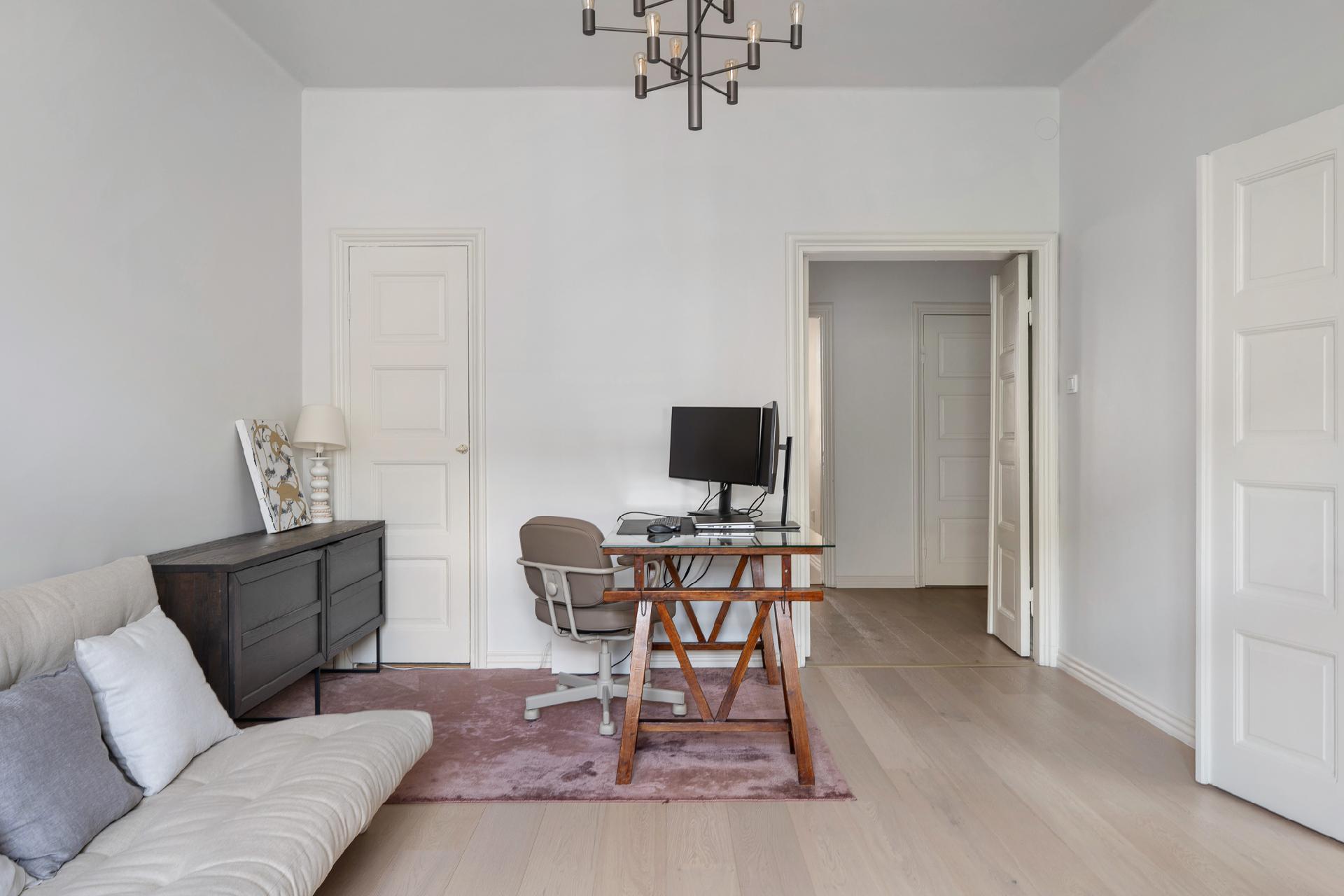 Molempien makuuhuoneiden yhteyteen mahtuu hienosti myös työpiste