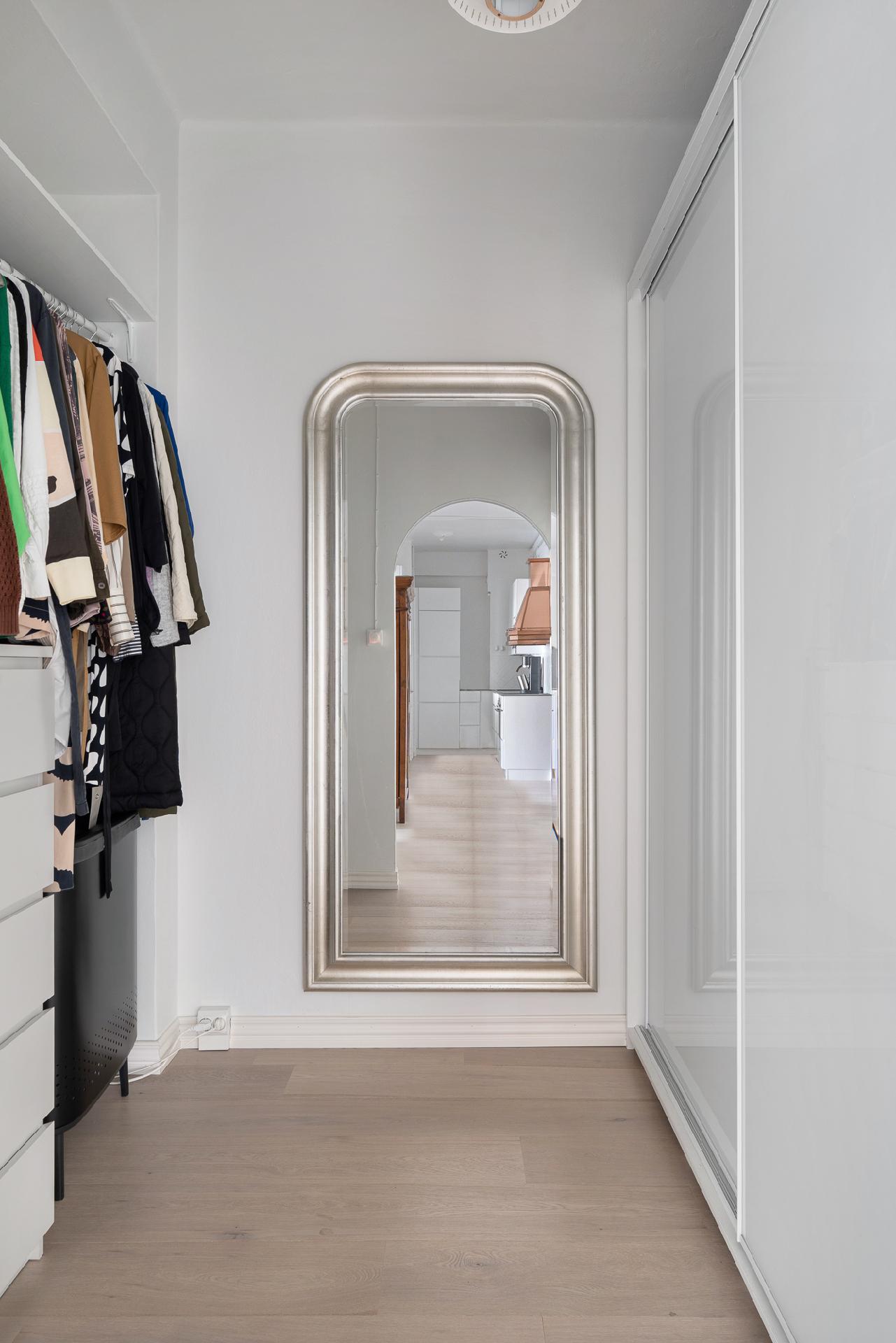 Säilytystilaa löytyy makuuhuoneiden väliin jäävän vaatehuoneen muodossa