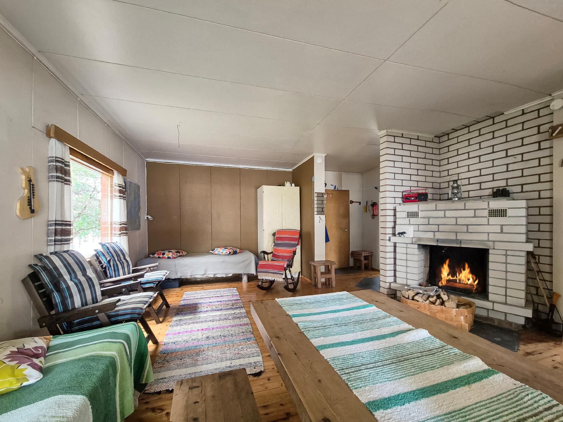 Tupa, jossa avotakka ja oleskelutila