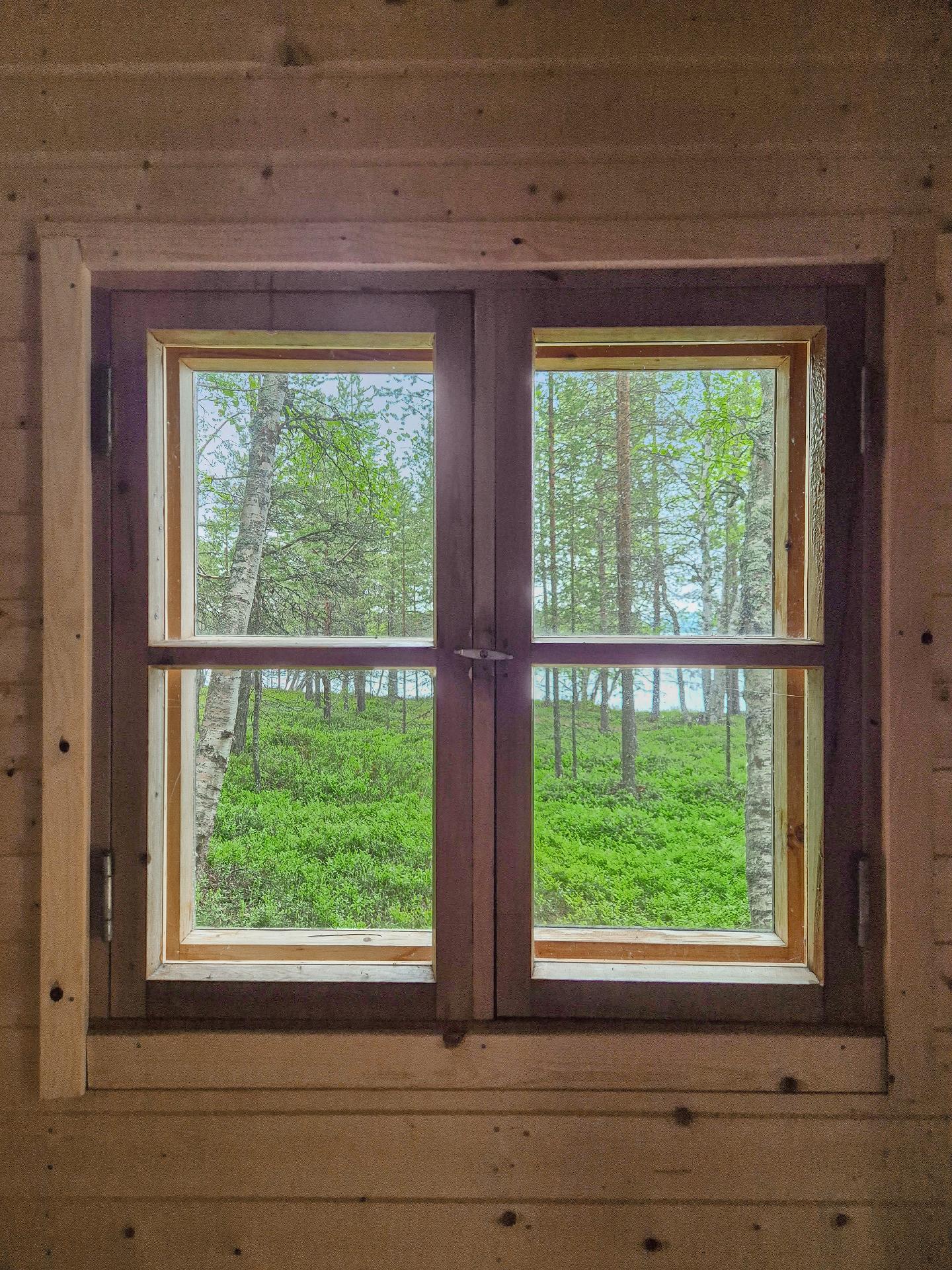 Näkymä saunan ikkunasta Kenttäsaarta kohti