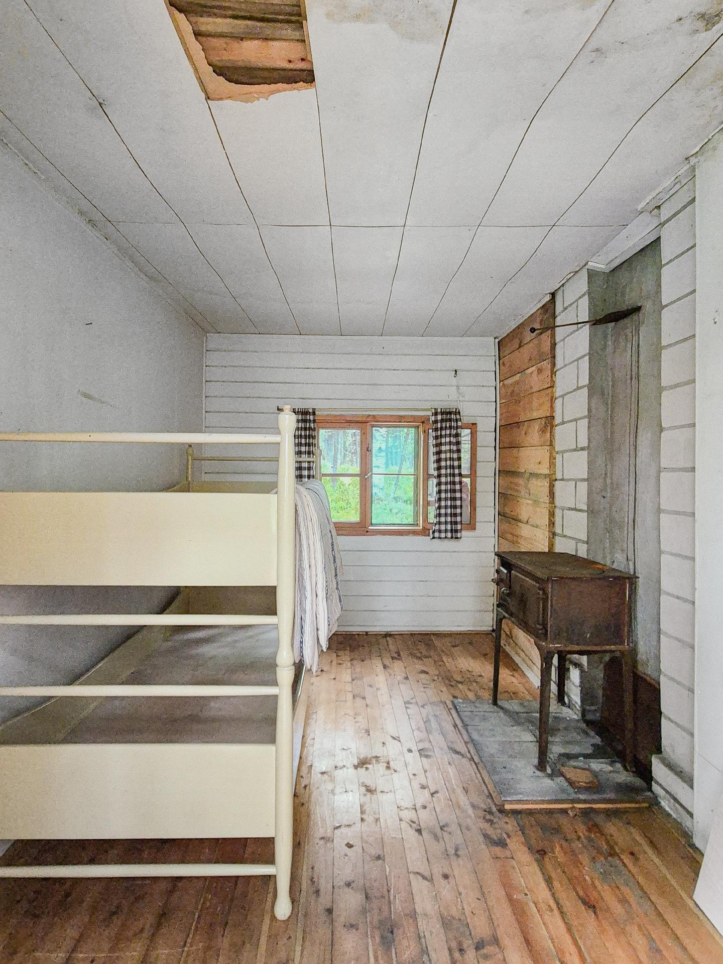 Piharakennuksen kamari