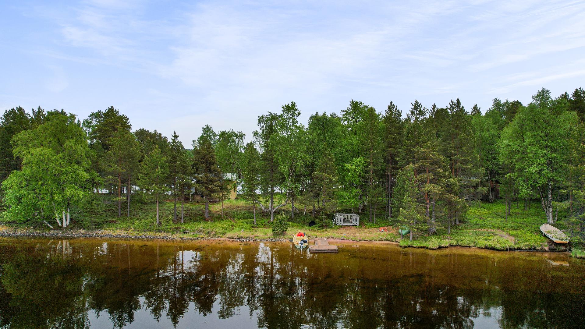 Hiekkapohjainen ranta molemmin puolin tilaa