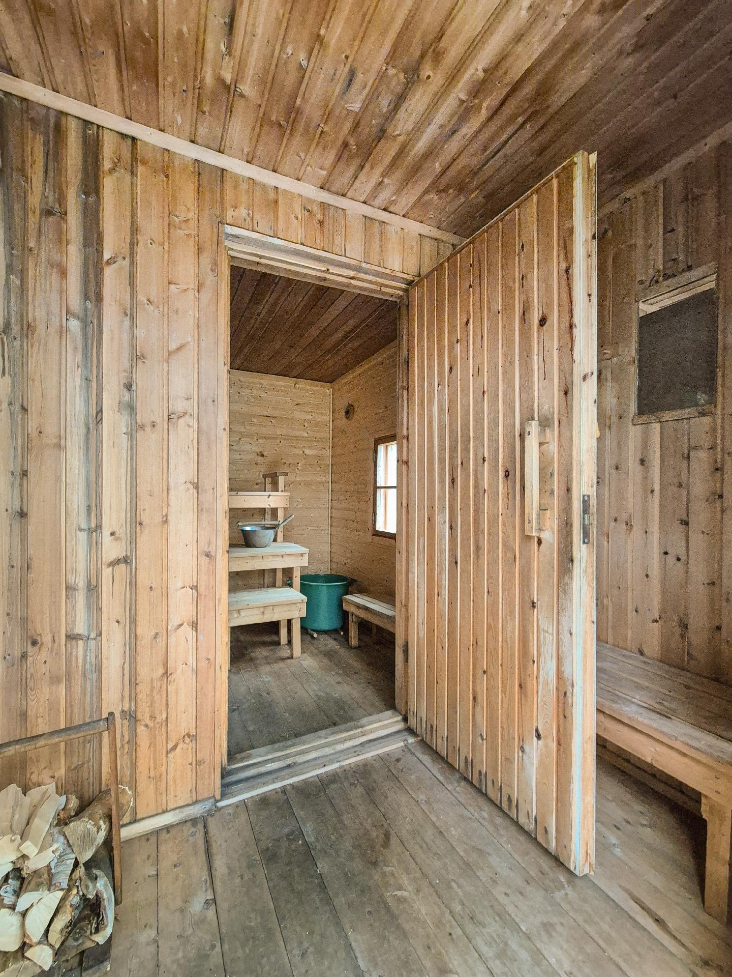 Pukuhuone ja saunan eteinen.