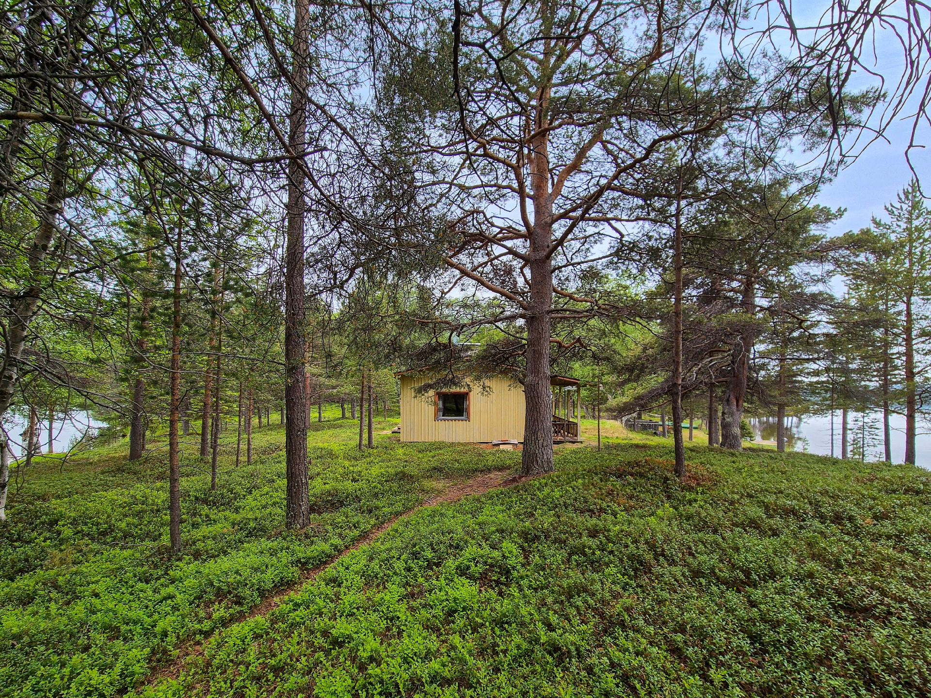 Rakennuksien molemmille puolille aukeaa järvi, upeat maisemat ympäriinsä.