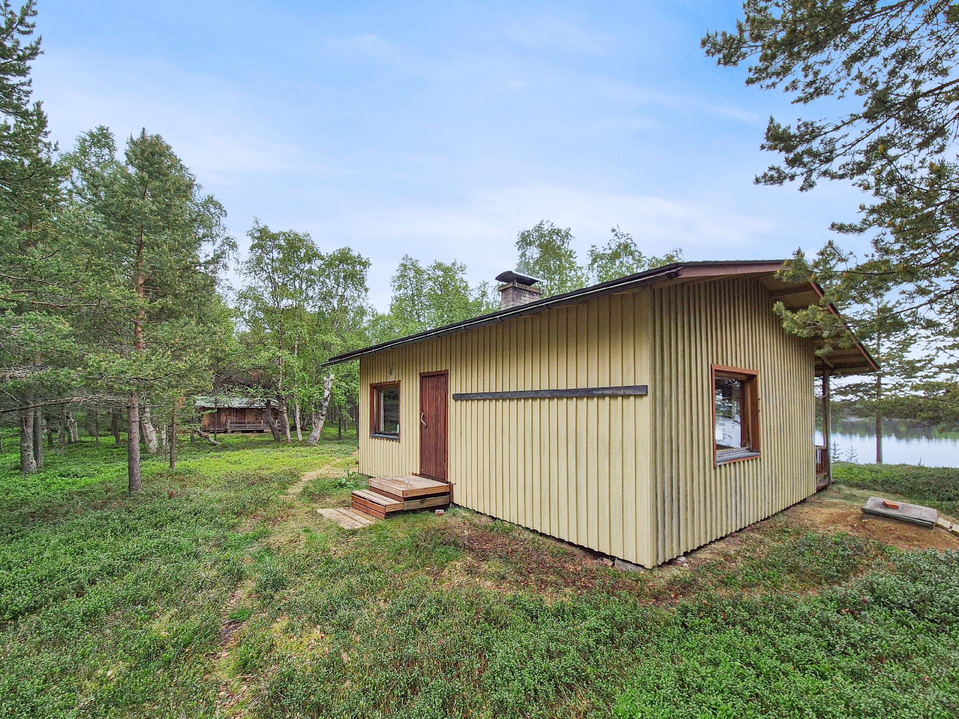 Päärakennuksen takapuolelta ja takaovi