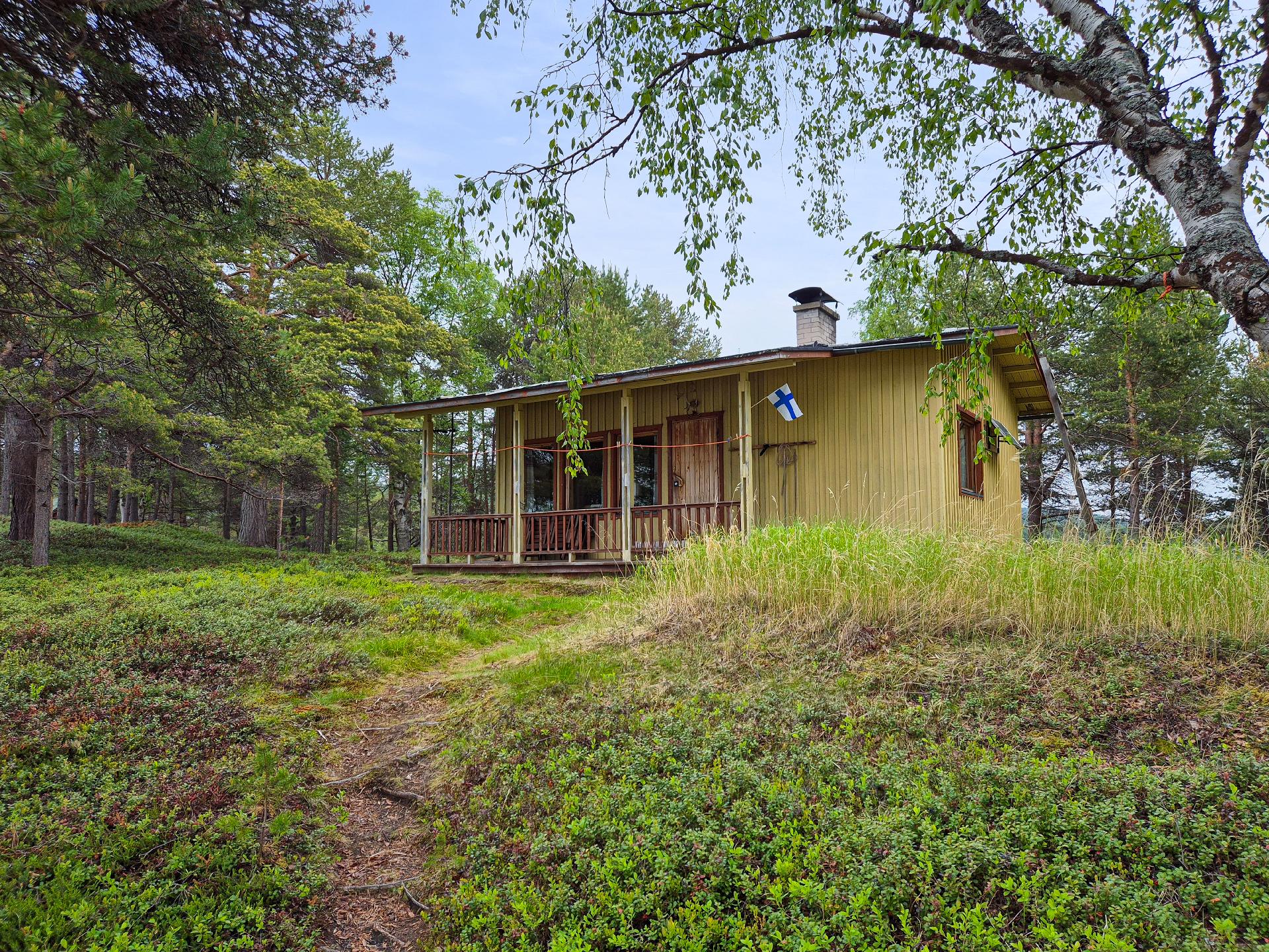 Näkymä päärakennuksen suuntaan etuterassille