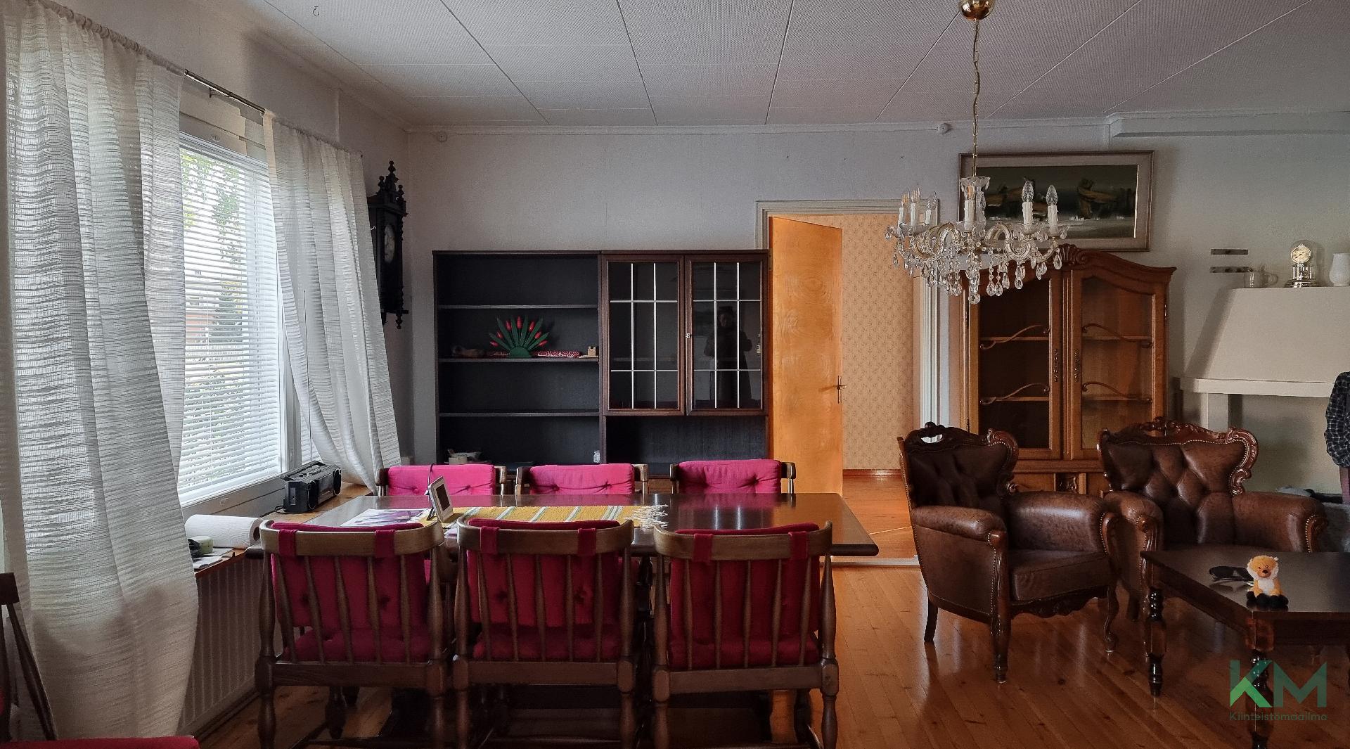 Olohuoneessa iso ikkuna